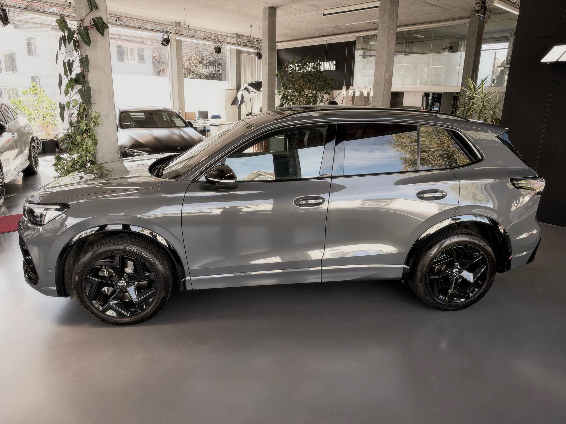 VW Tiguan 2.0 TDI SCR R-Line 4Motion DSG-image-2