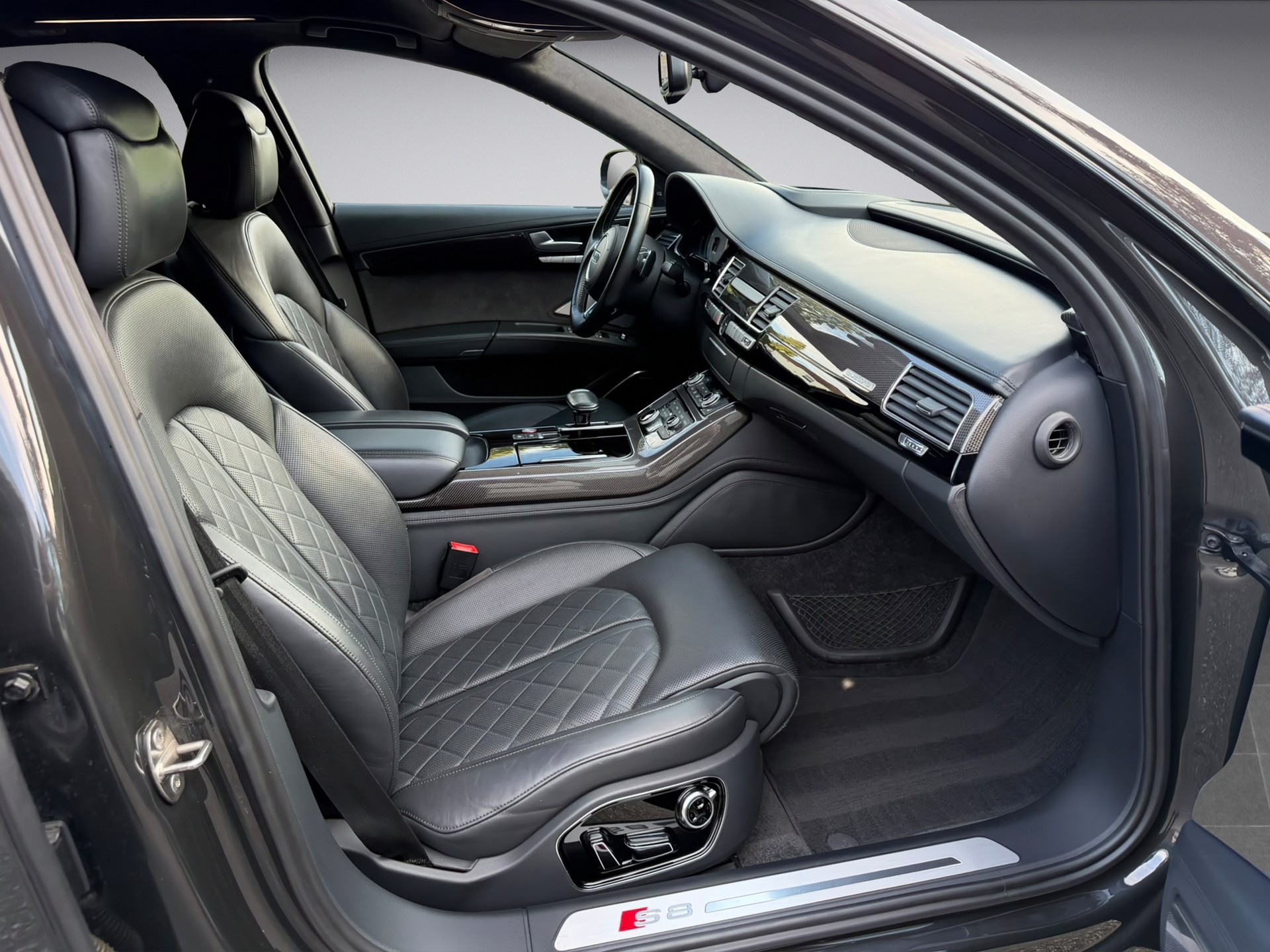 AUDI S8 4.0 TFSI V8 plus quattro tiptronic * 605 PS * Facelift * Carbon Paket * Standheizung *-image-12