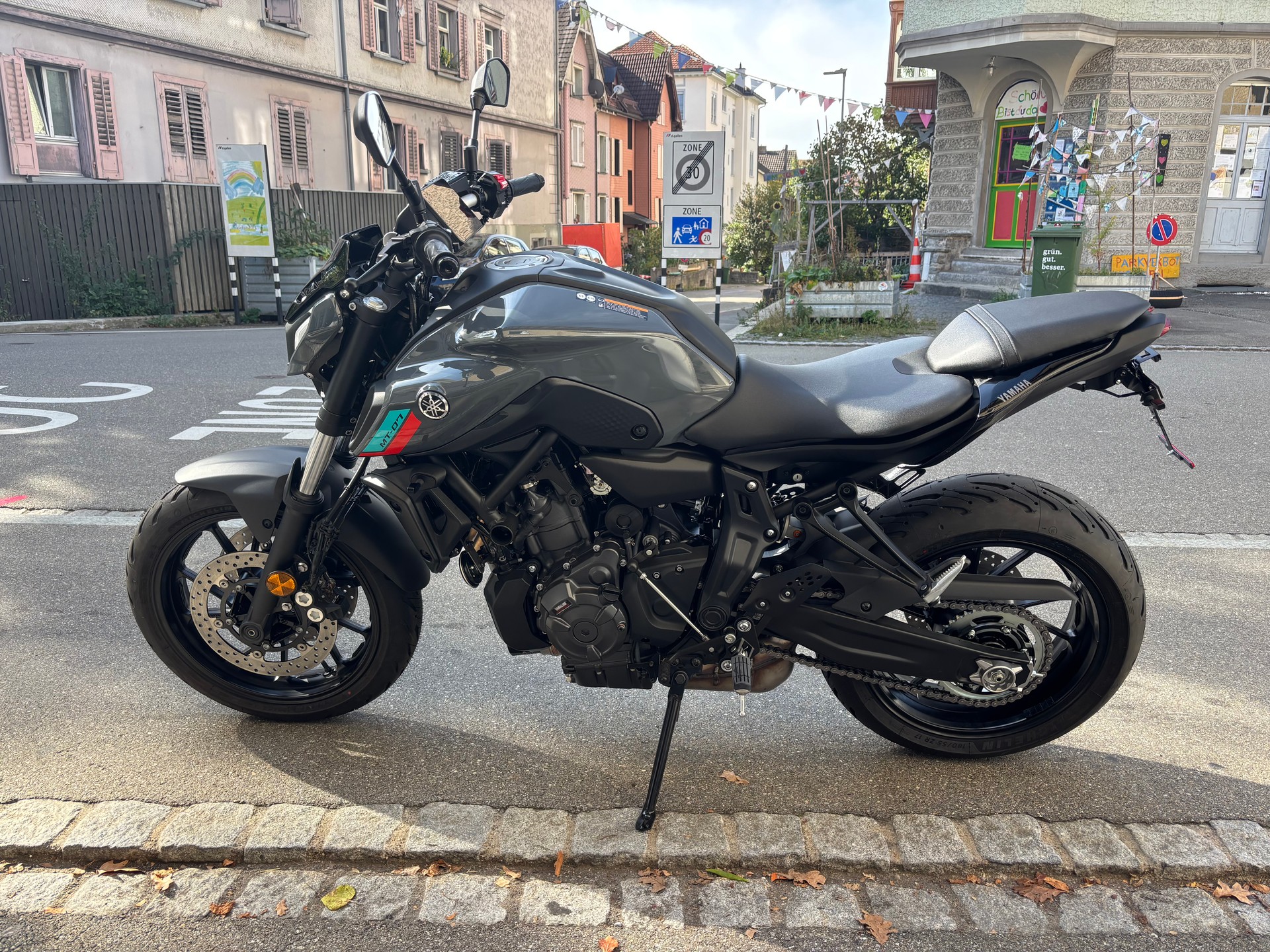 YAMAHA MT-07 Dark Edition-showroom-element-3
