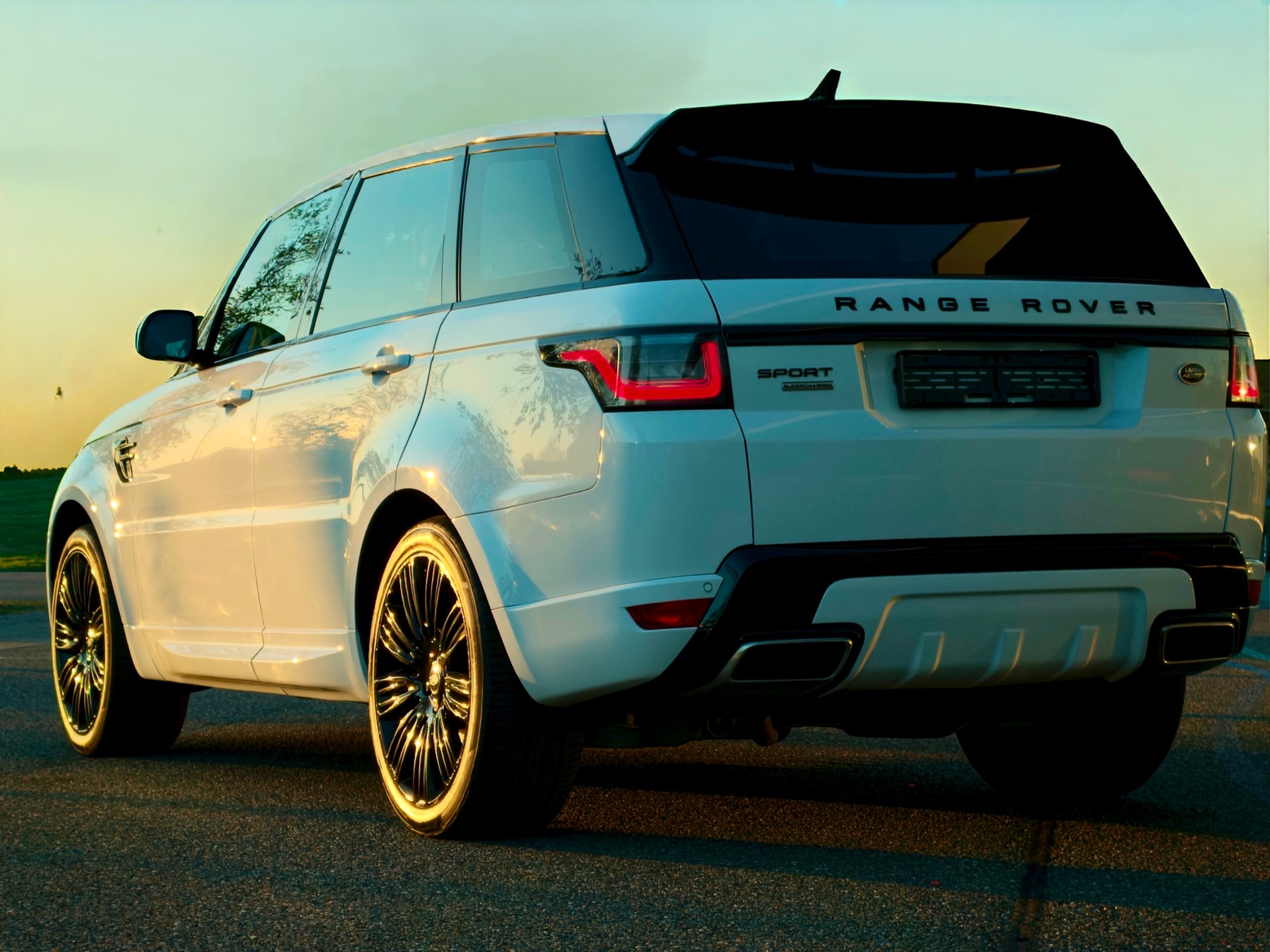 LAND ROVER 5.0 V8 SC HSE Dynamic-image-9