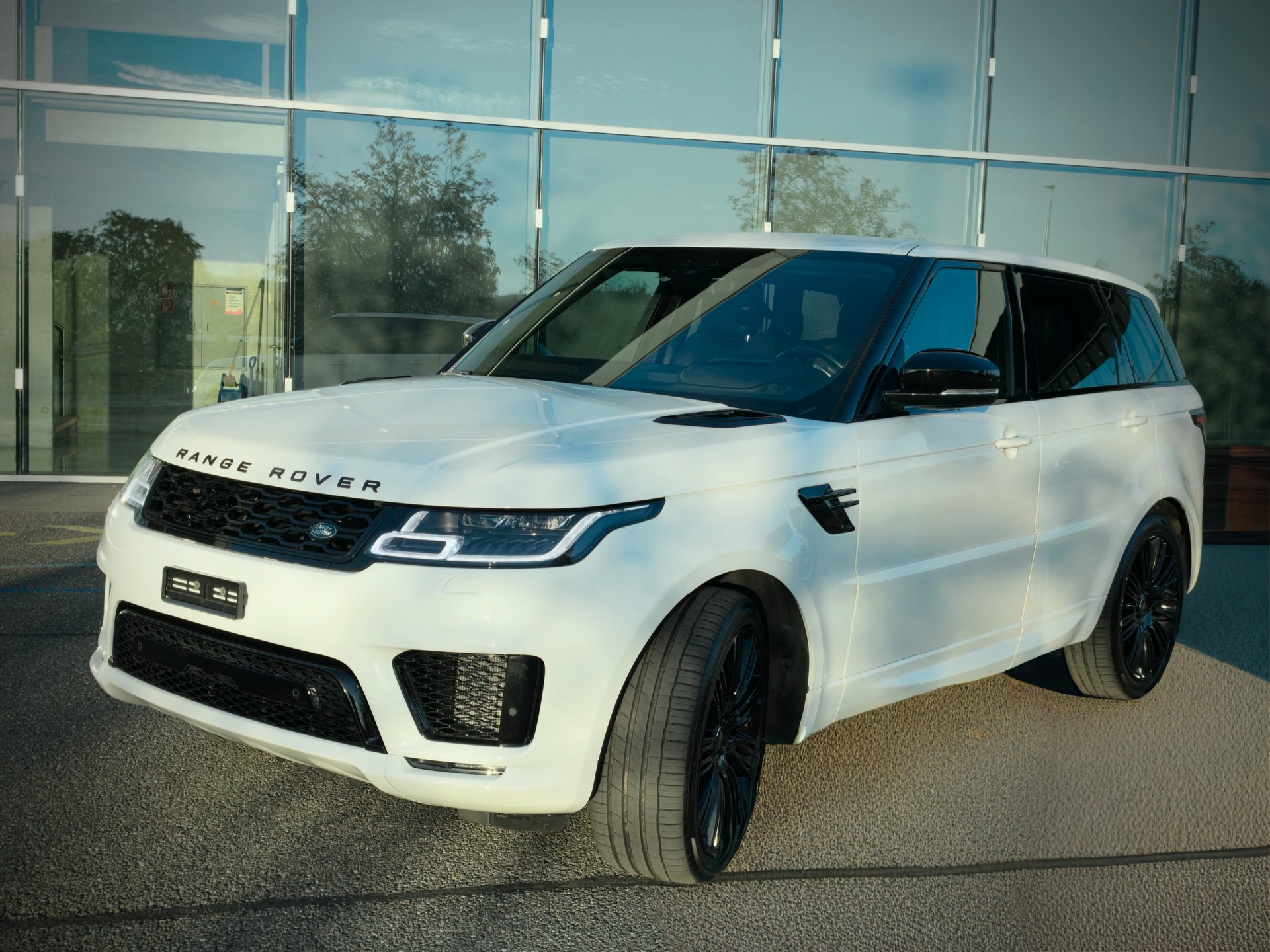 LAND ROVER 5.0 V8 SC HSE Dynamic-image-2