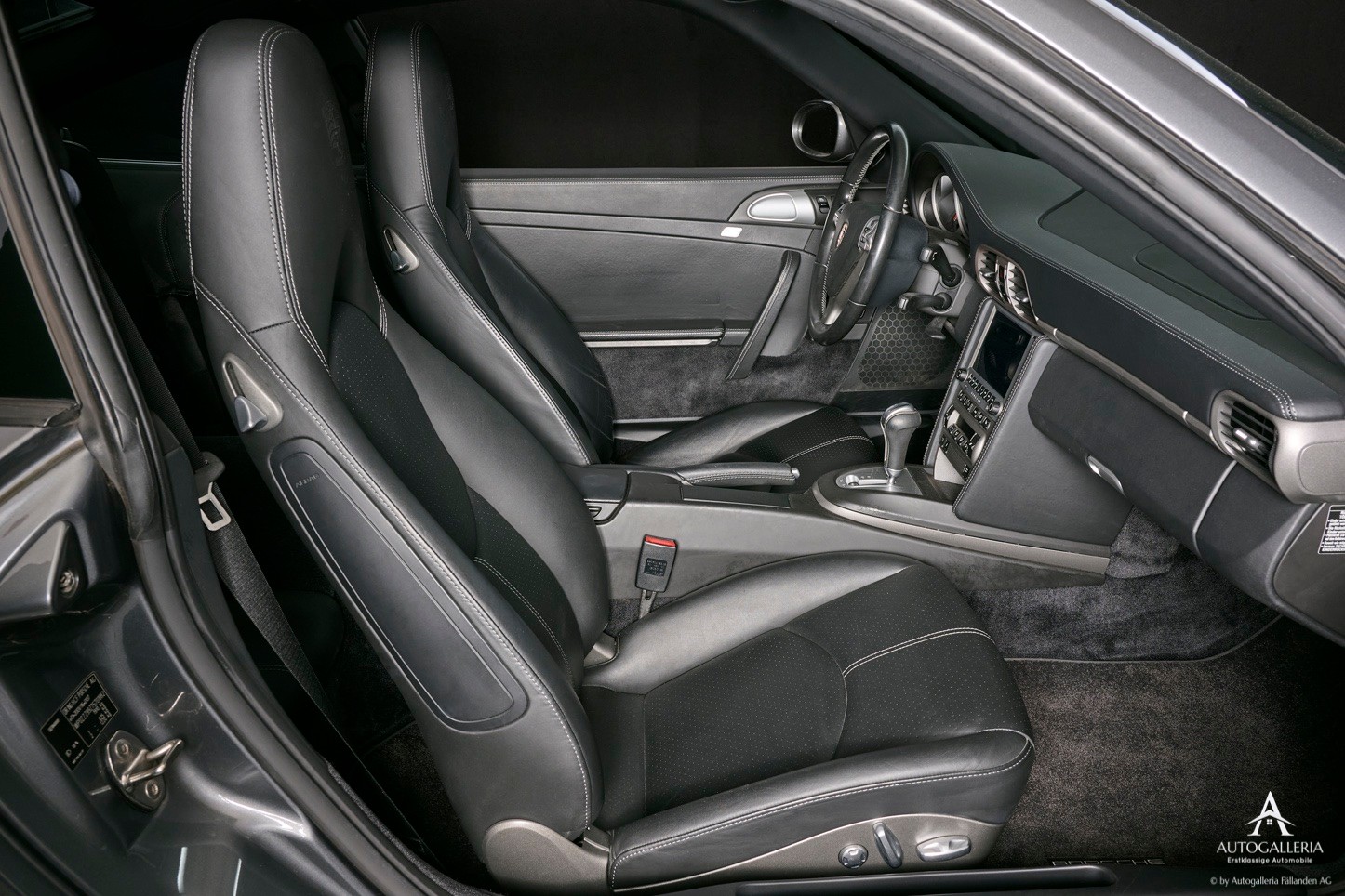 PORSCHE 911 Carrera 4-image-8