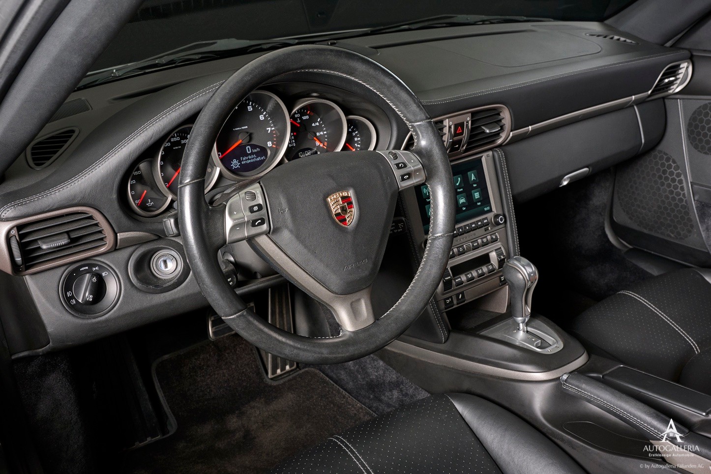 PORSCHE 911 Carrera 4-image-6