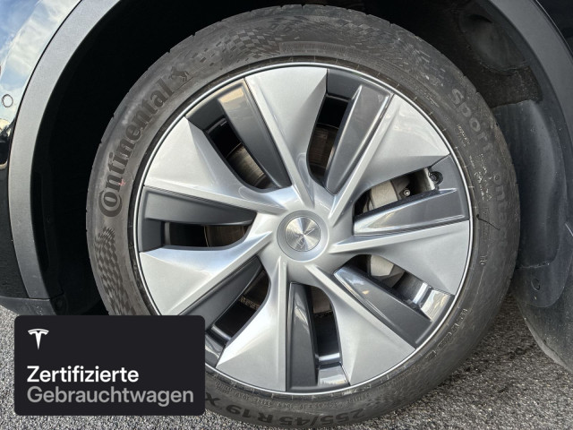 TESLA Model Y Long Range AWD-image-4