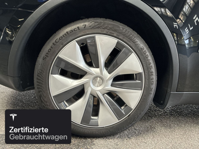 TESLA Model Y Long Range AWD-image-9