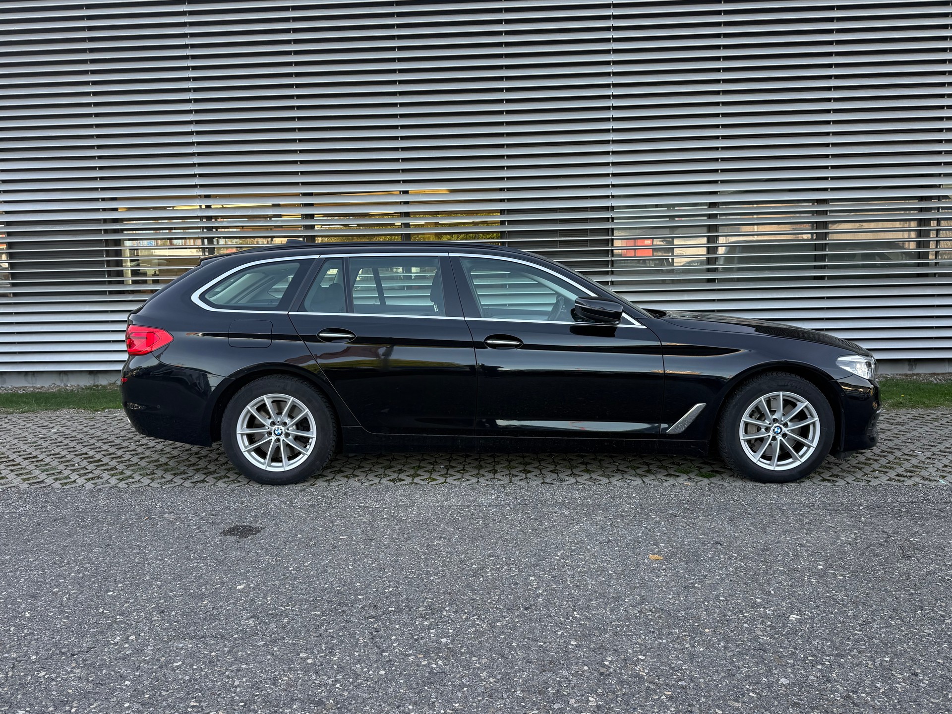 BMW 530d xDrive Touring Sport Line Steptronic-image-2