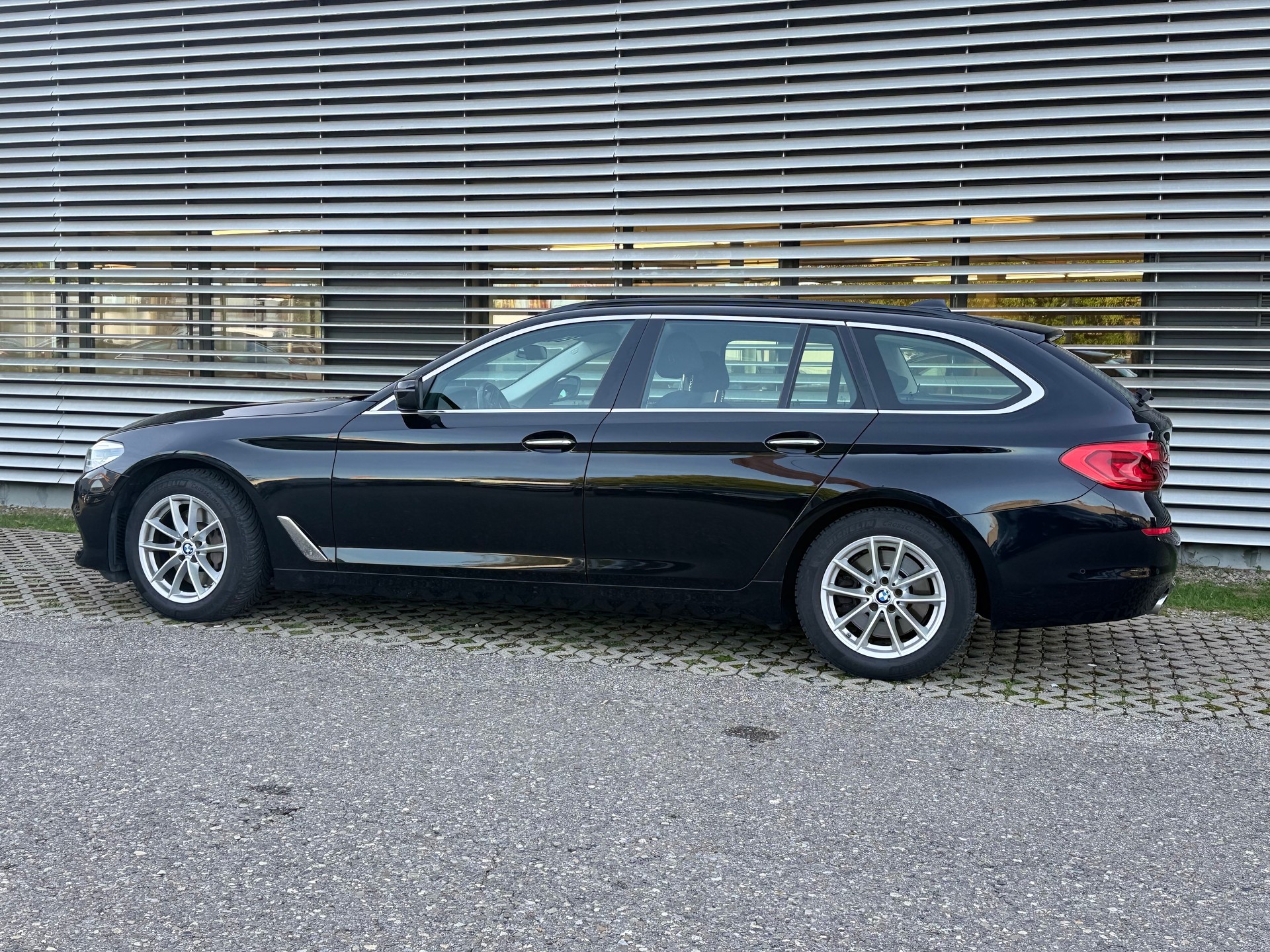 BMW 530d xDrive Touring Sport Line Steptronic-image-4