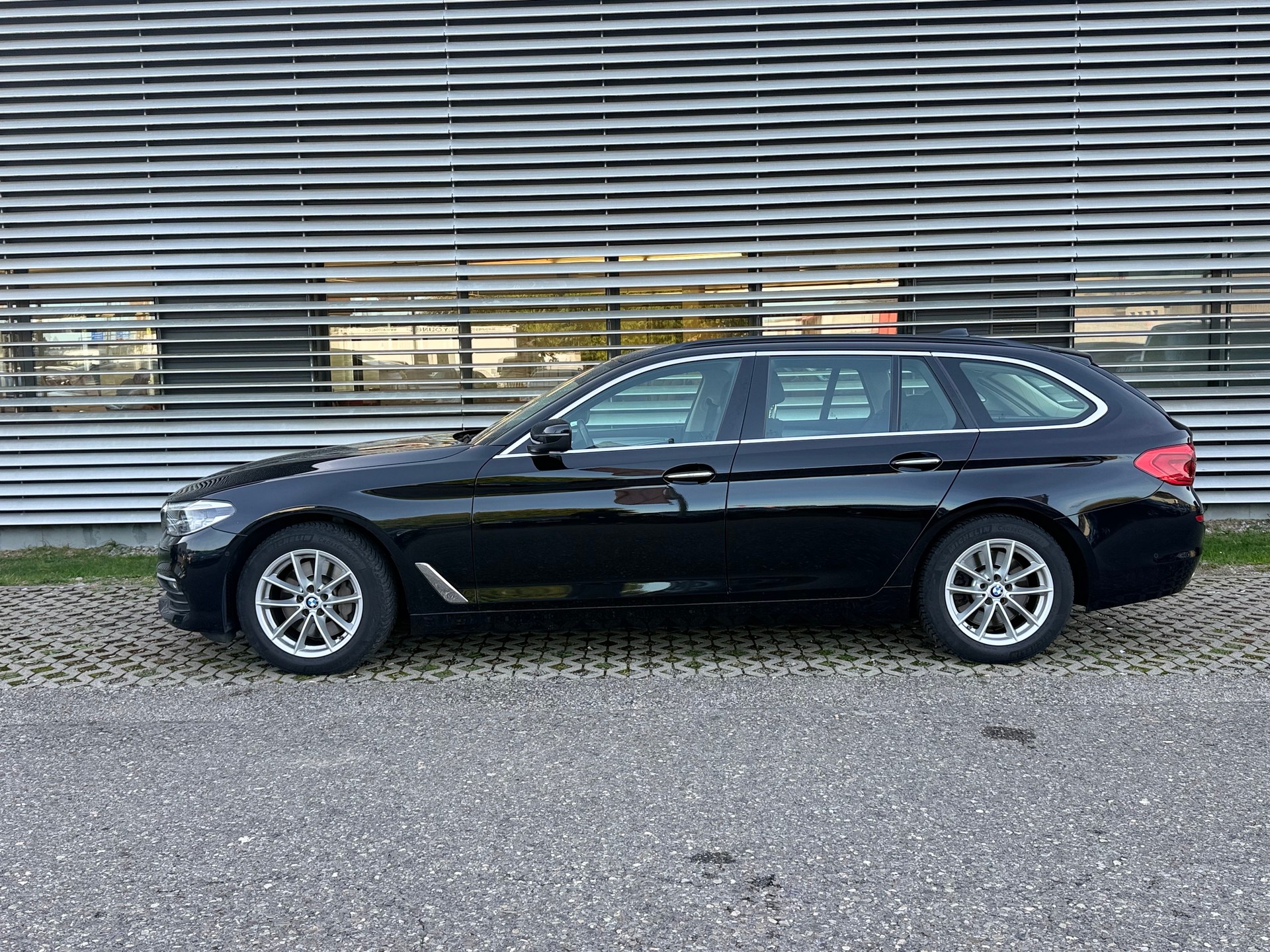 BMW 530d xDrive Touring Sport Line Steptronic-image-12