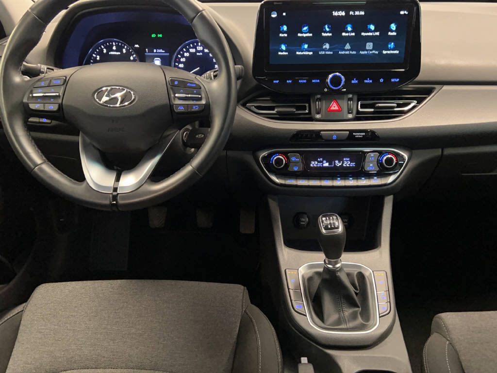 HYUNDAI i30 1.5 T-GDi Amplia-image-4
