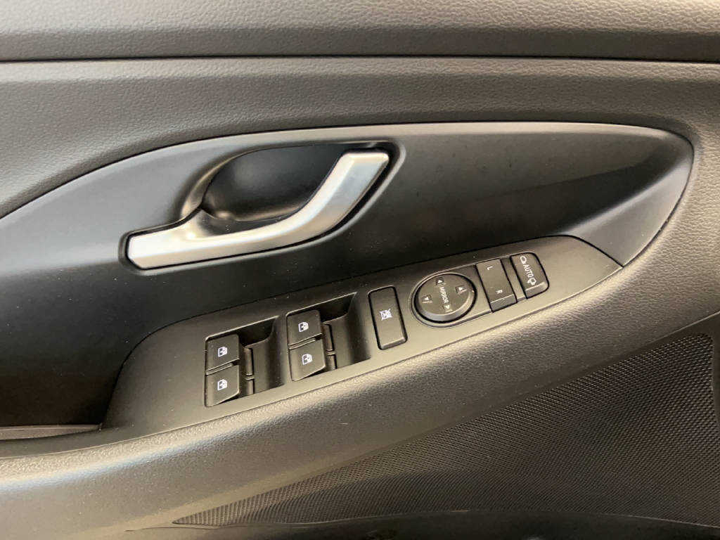 HYUNDAI i30 1.5 T-GDi Amplia-image-2