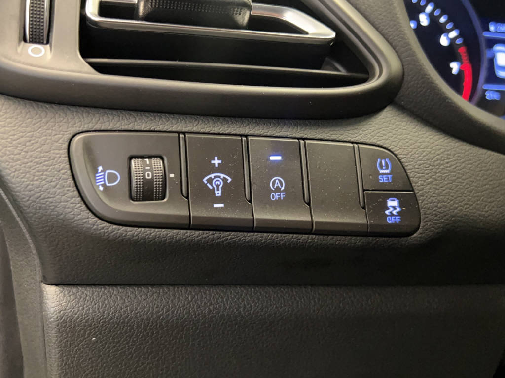 HYUNDAI i30 1.5 T-GDi Amplia-image-8