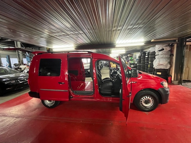 VW Caddy Maxi 2.0TDI BlueMotion Technology-image-12
