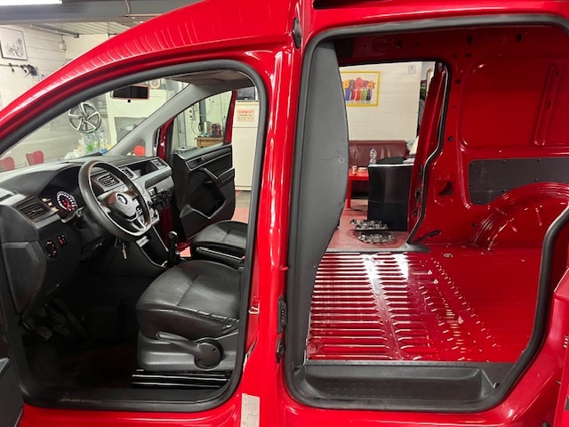 VW Caddy Maxi 2.0TDI BlueMotion Technology-image-14