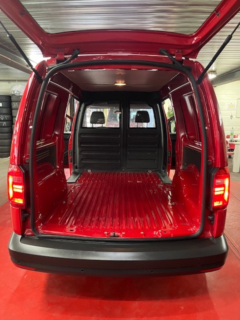 VW Caddy Maxi 2.0TDI BlueMotion Technology-image-15