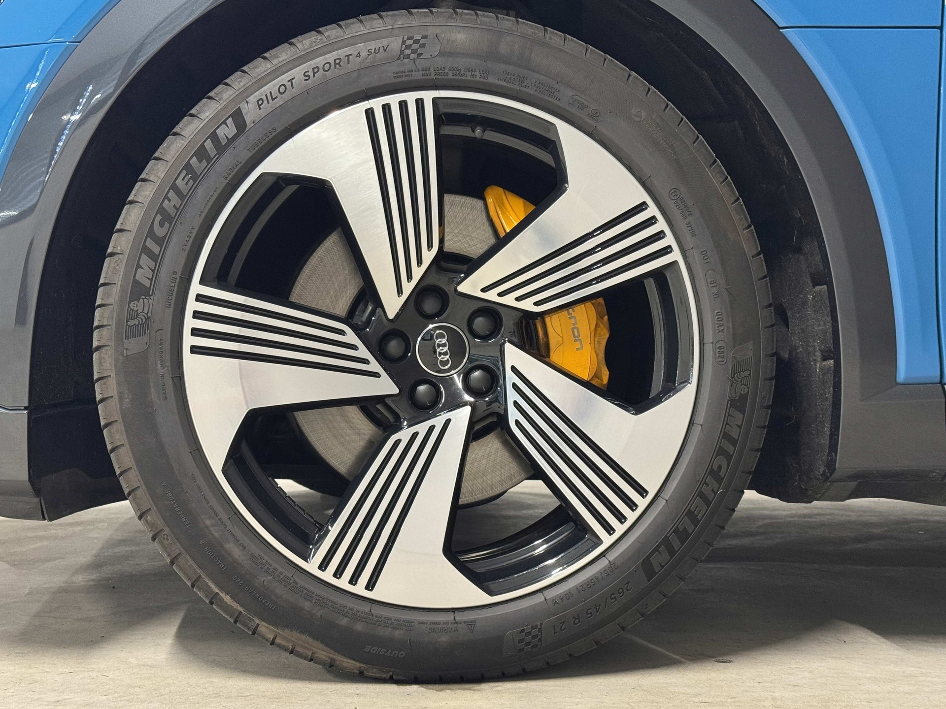 AUDI e-tron 55 Advanced quattro-image-15