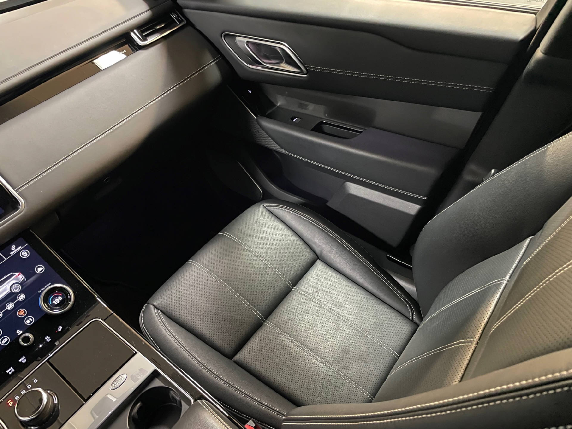 LAND ROVER Range Rover Velar 2.0 T P300 SE-image-12