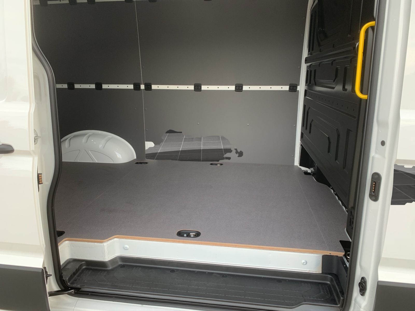 VW Crafter 35 Kasten 2.0 BiTDI L3H2 4Motion A-image-8