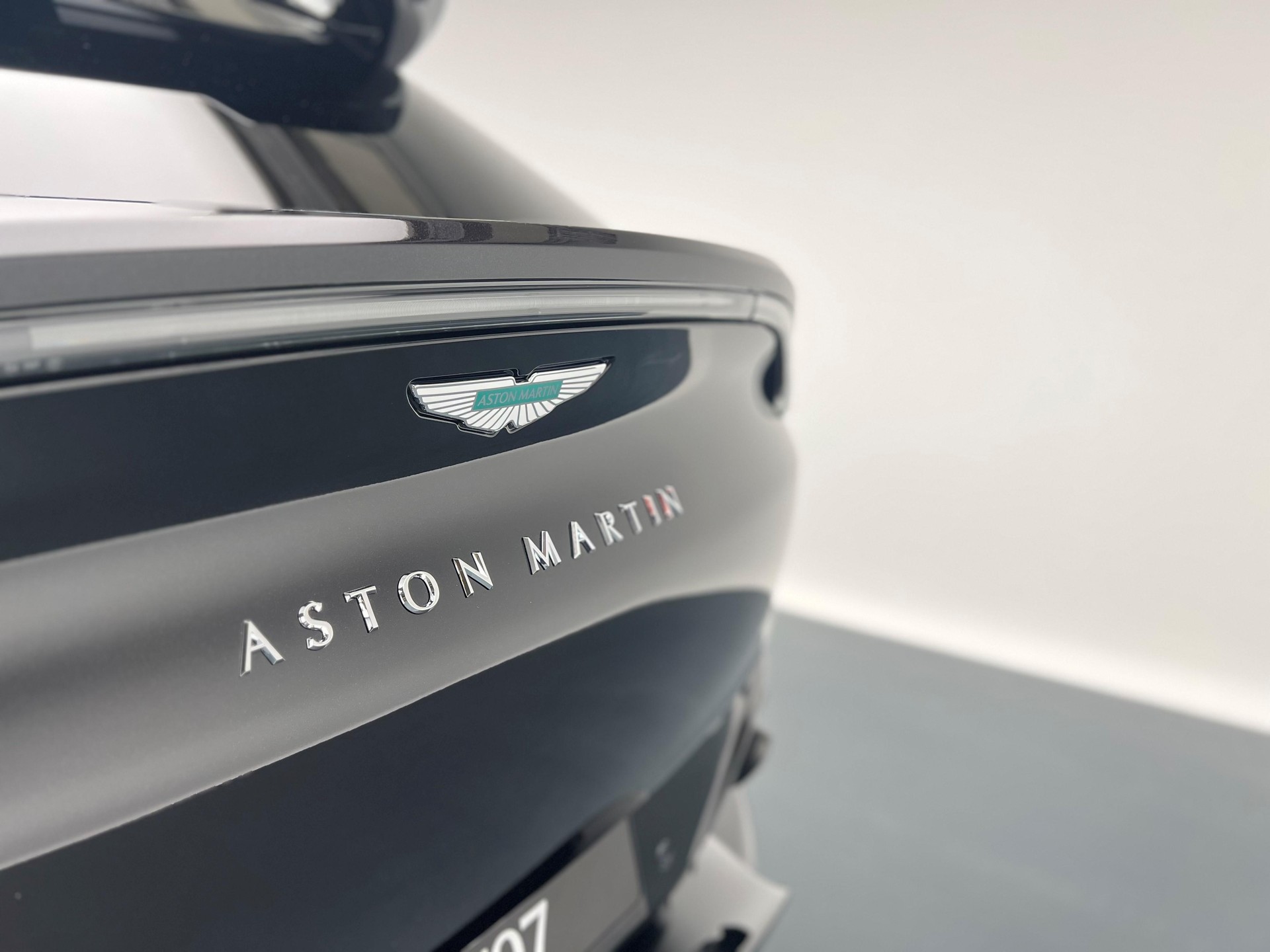 ASTON MARTIN DBX 707 4.0 V8 Bi-Turbo-image-23