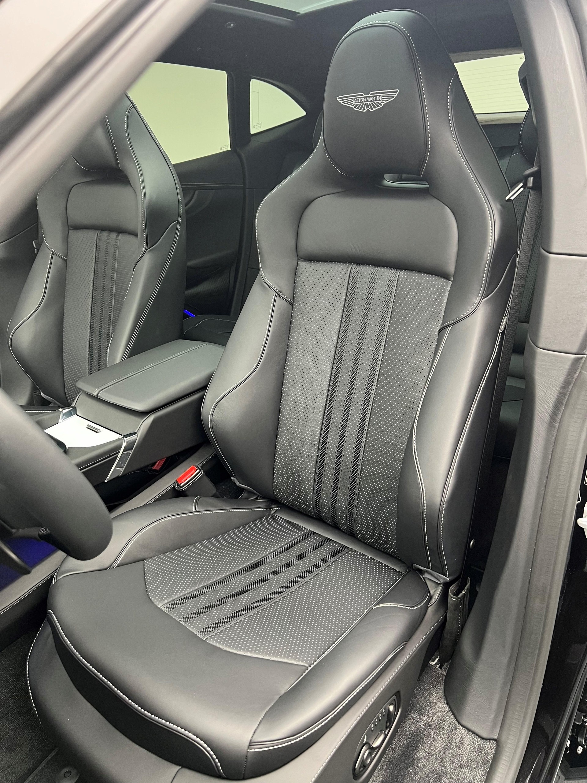 ASTON MARTIN DBX 707 4.0 V8 Bi-Turbo-image-6