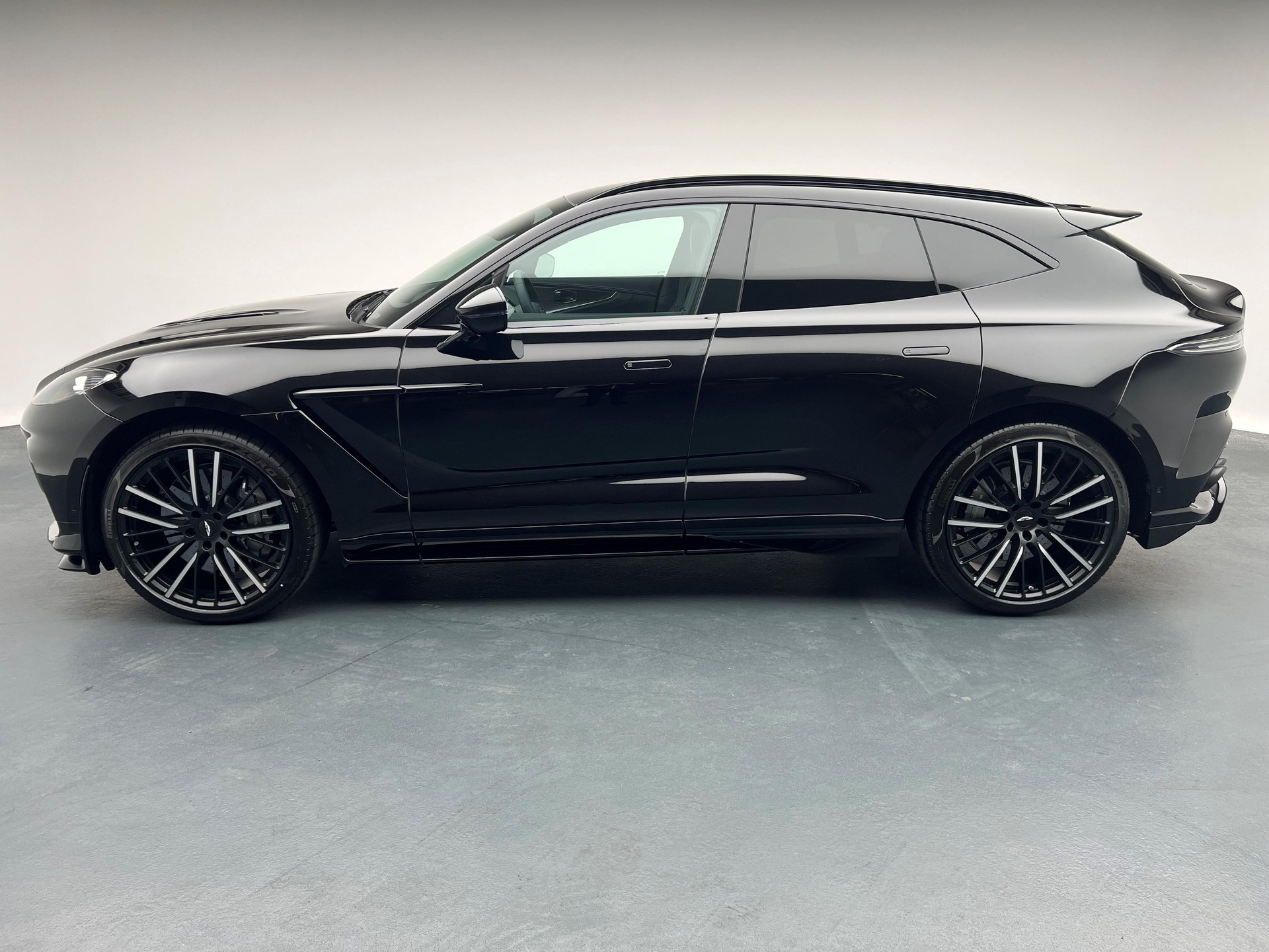 ASTON MARTIN DBX 707 4.0 V8 Bi-Turbo-image-1