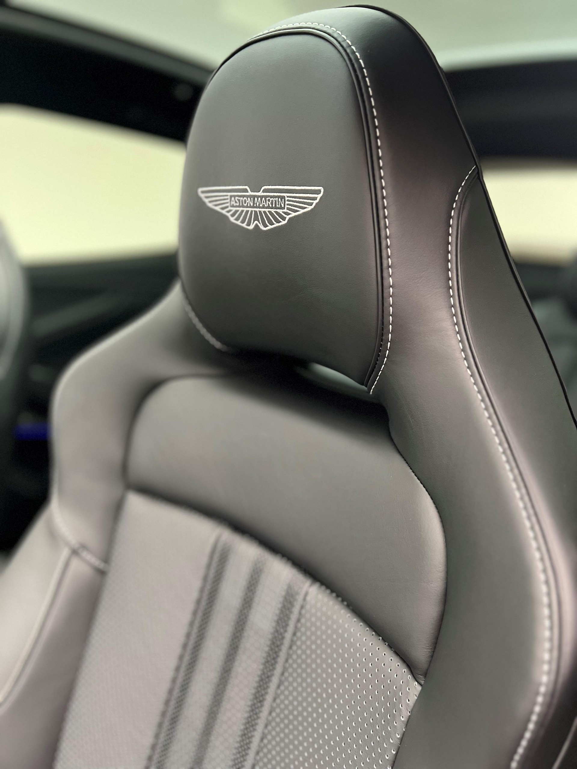 ASTON MARTIN DBX 707 4.0 V8 Bi-Turbo-image-7