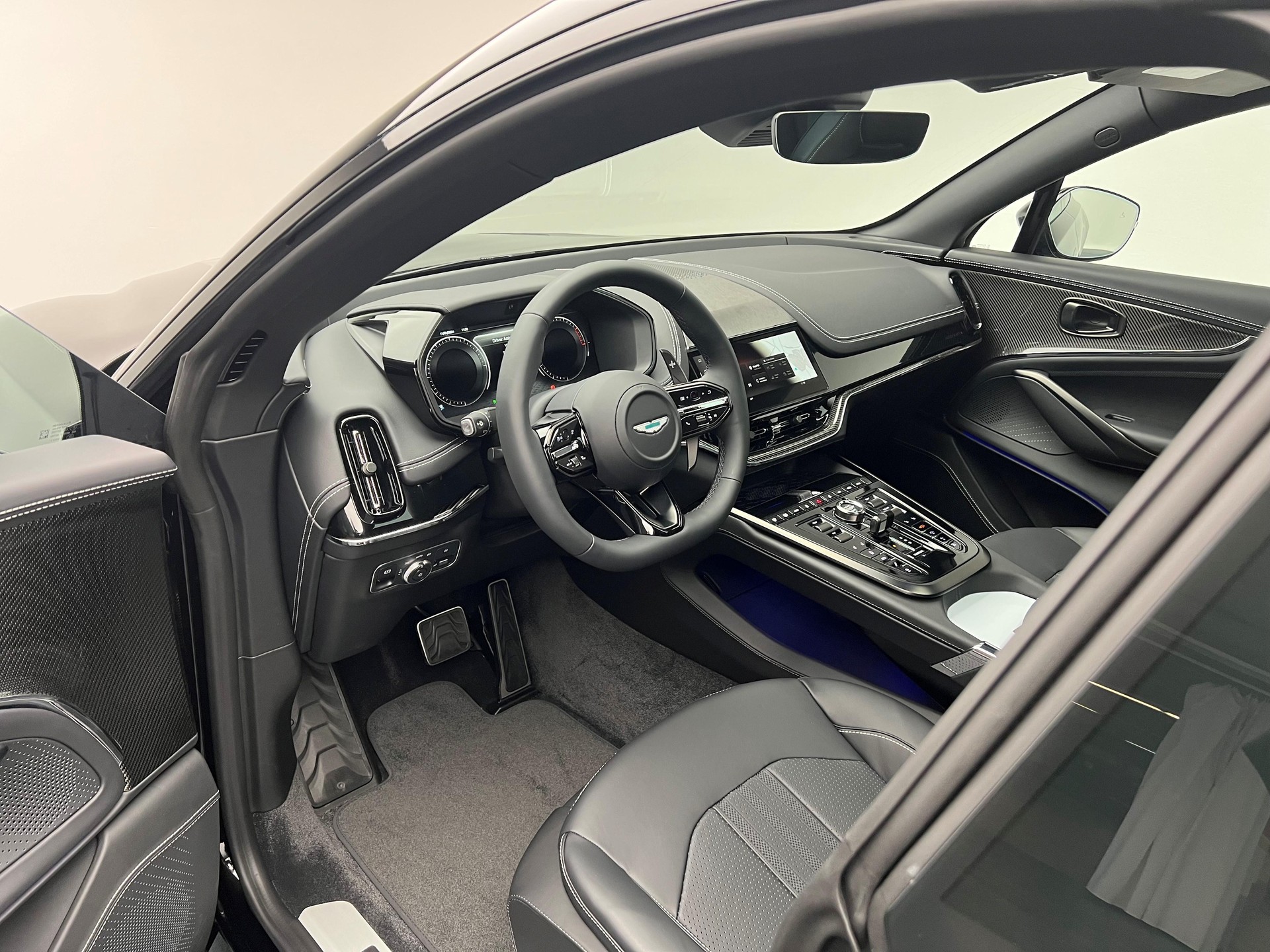 ASTON MARTIN DBX 707 4.0 V8 Bi-Turbo-image-3