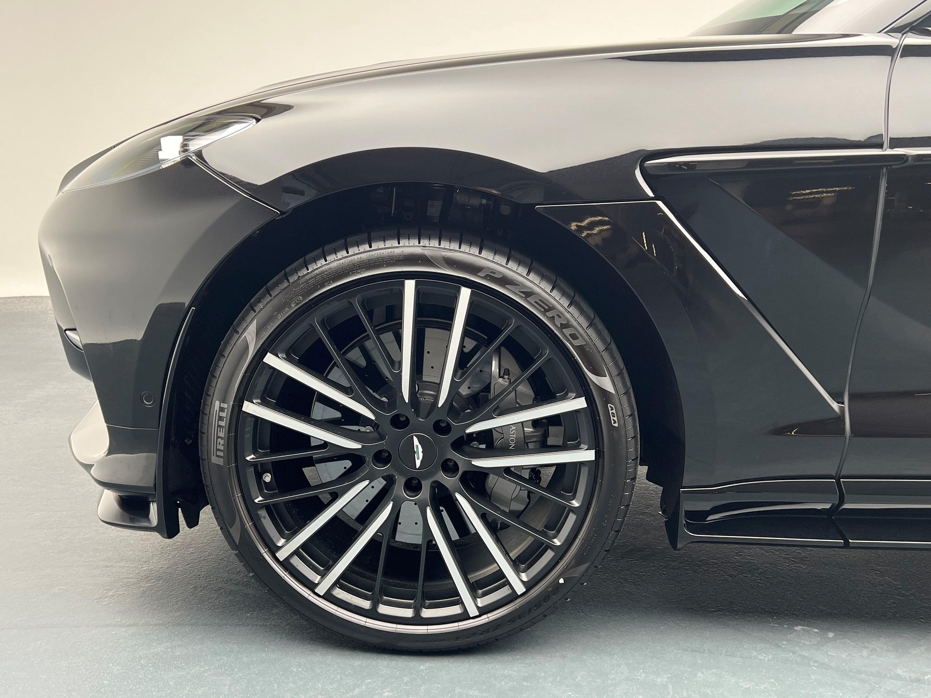 ASTON MARTIN DBX 707 4.0 V8 Bi-Turbo-image-16