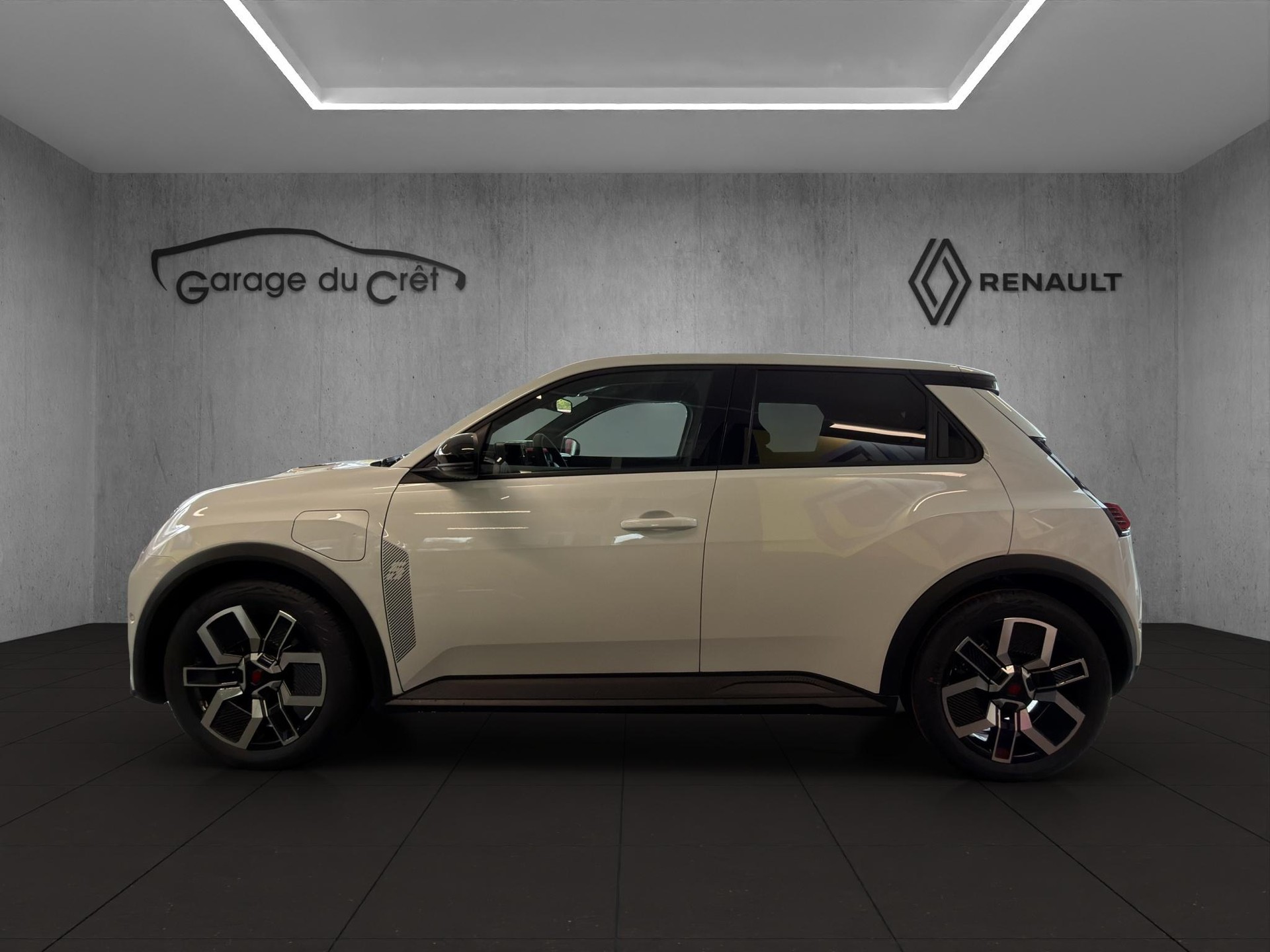 RENAULT R5 E-Tech Comfort Range techno-showroom-element-1