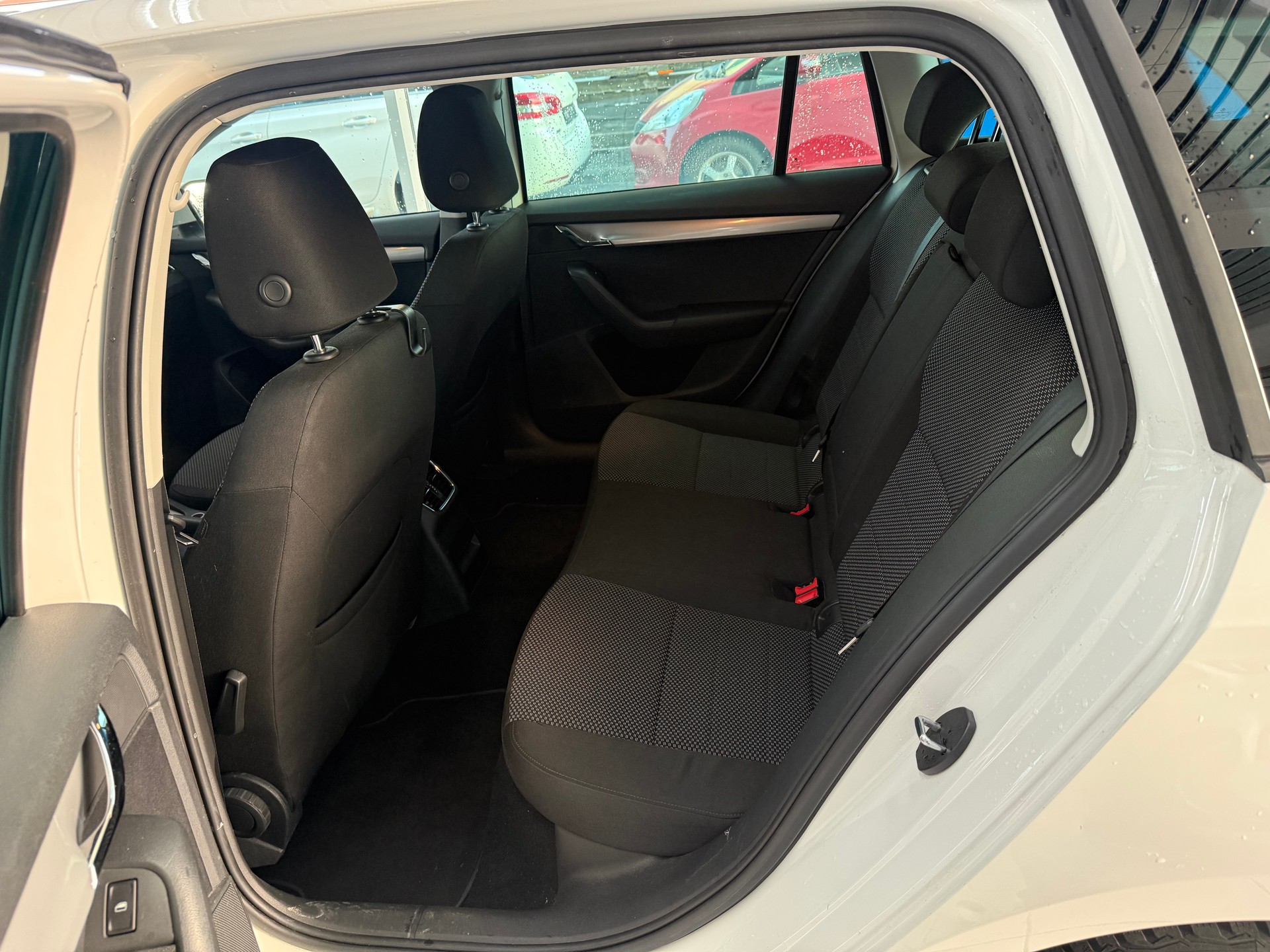SKODA Octavia Combi 1.8 TSI Ambition 4x4 DSG-image-14
