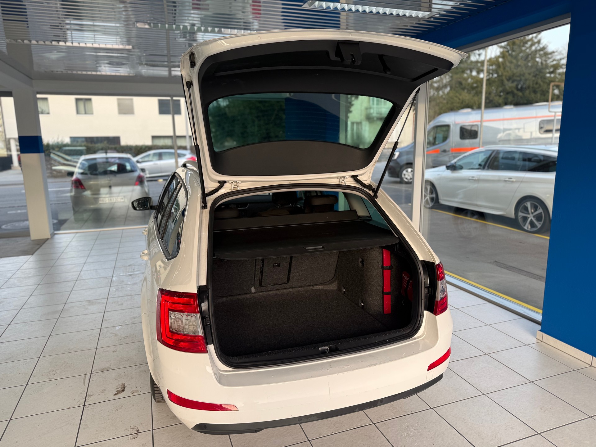 SKODA Octavia Combi 1.8 TSI Ambition 4x4 DSG-image-8