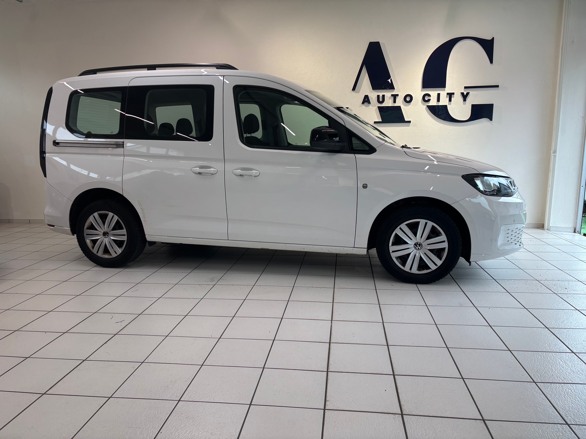 VW Caddy Kombi 2.0 TDI-image-2