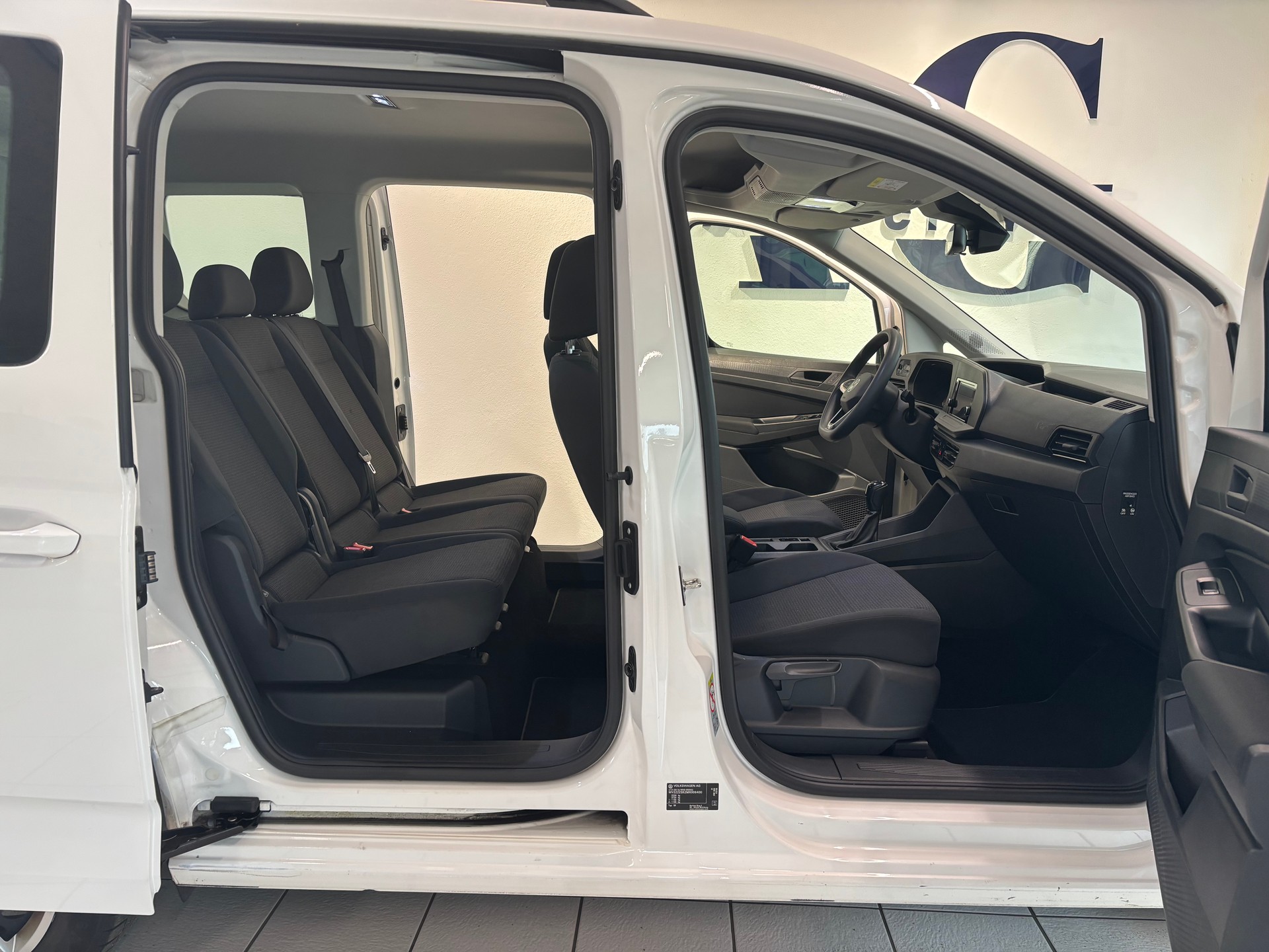 VW Caddy Kombi 2.0 TDI-image-8