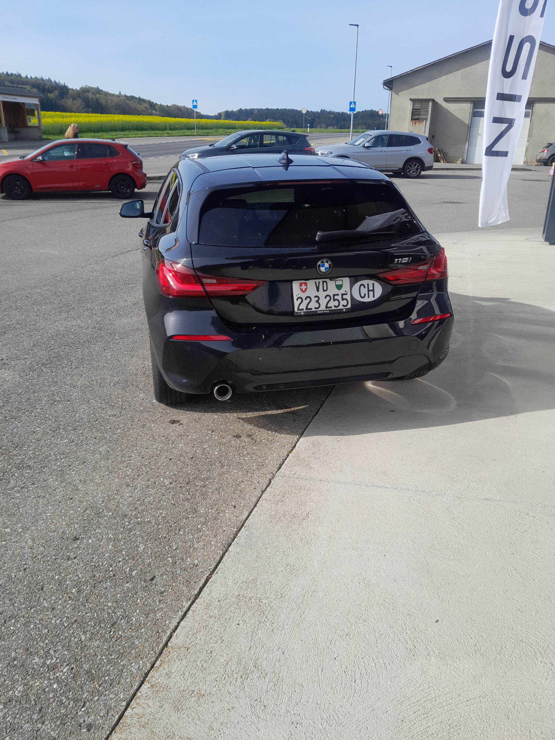 BMW 118i Essential Edition Steptronic-image-3