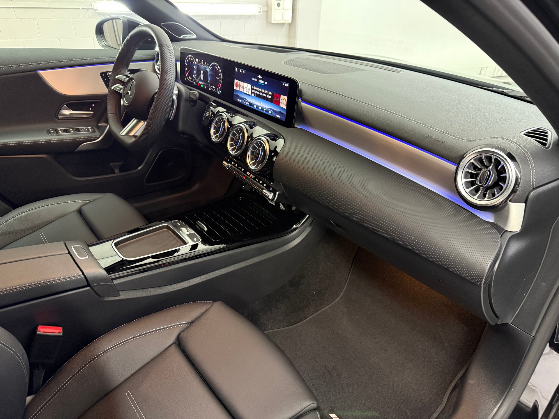 MERCEDES-BENZ A 250 e Kompaktlimousine EQ Star-image-10