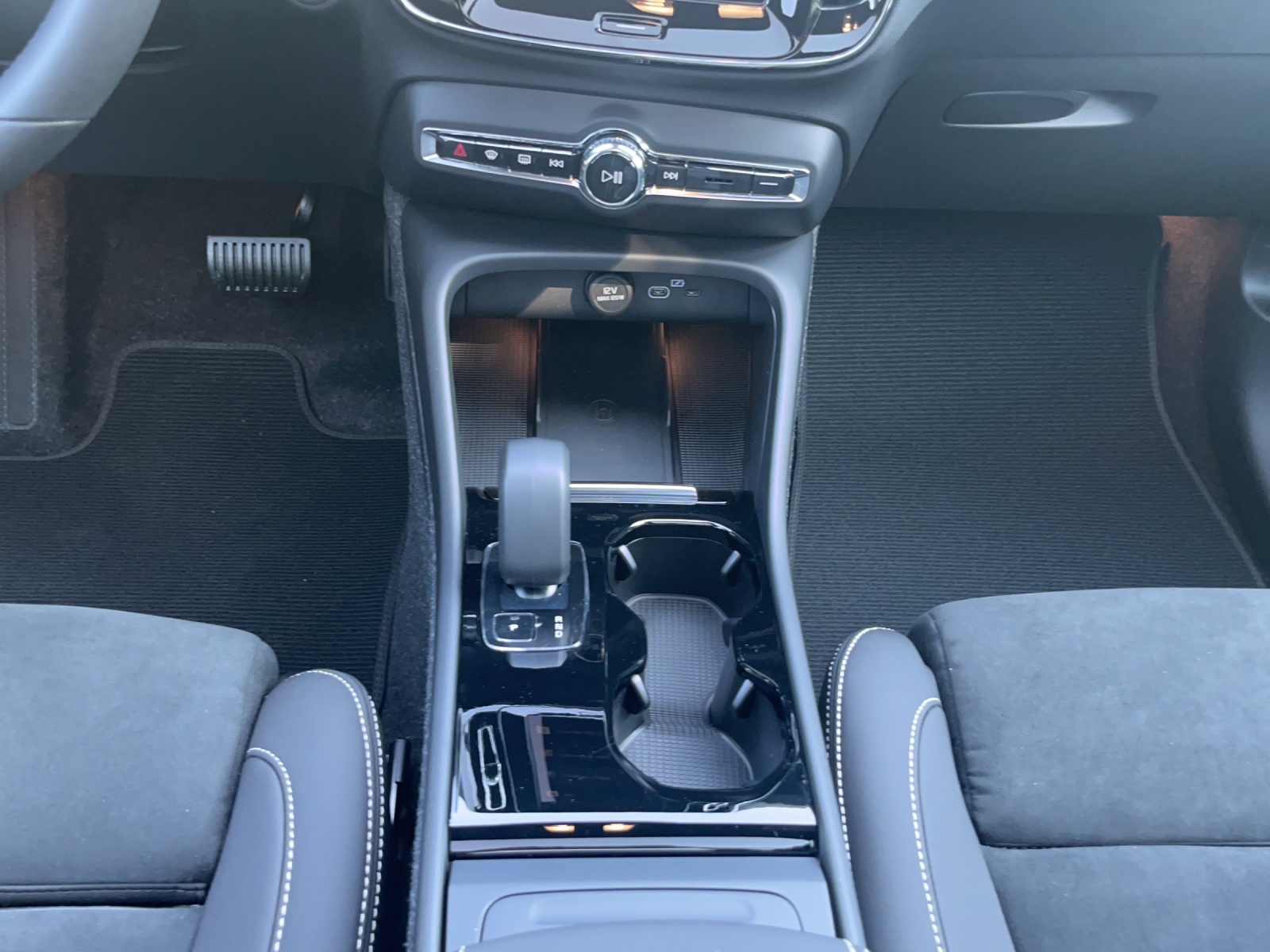 VOLVO EX40 82kWh Twin Motor Performance AWD Black Edition-image-18