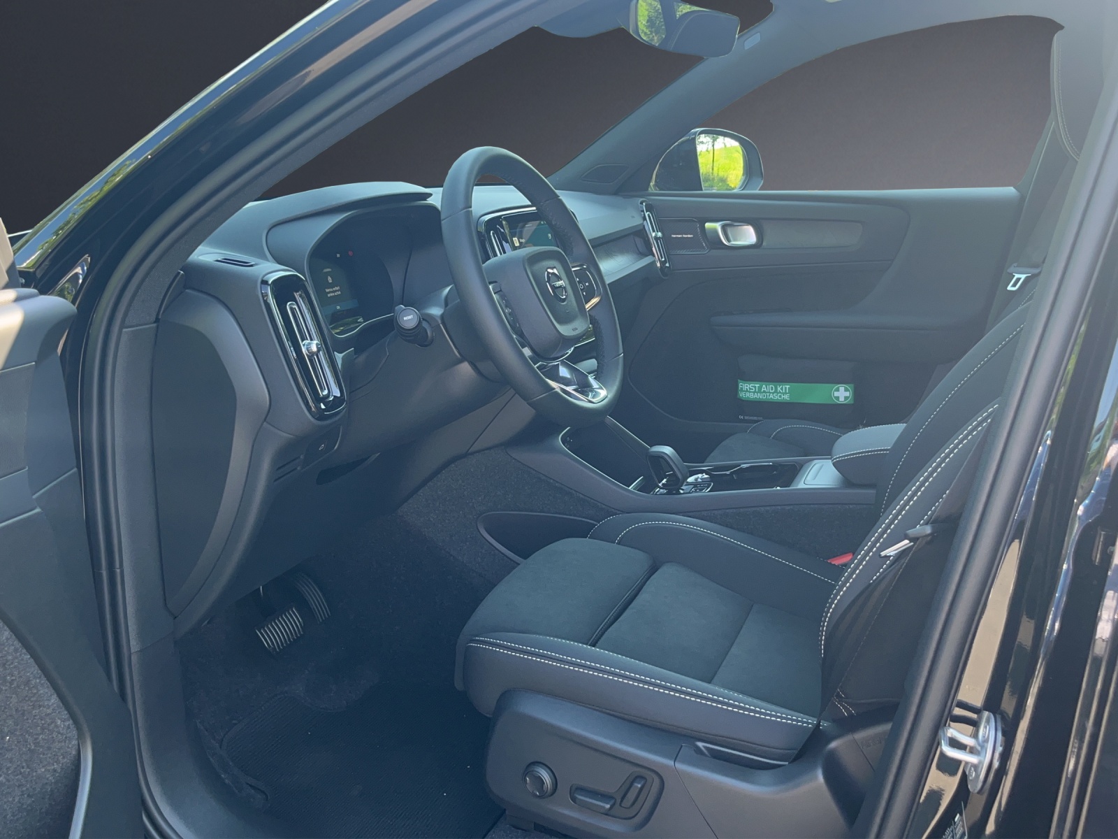 VOLVO EX40 82kWh Twin Motor Performance AWD Black Edition-image-5
