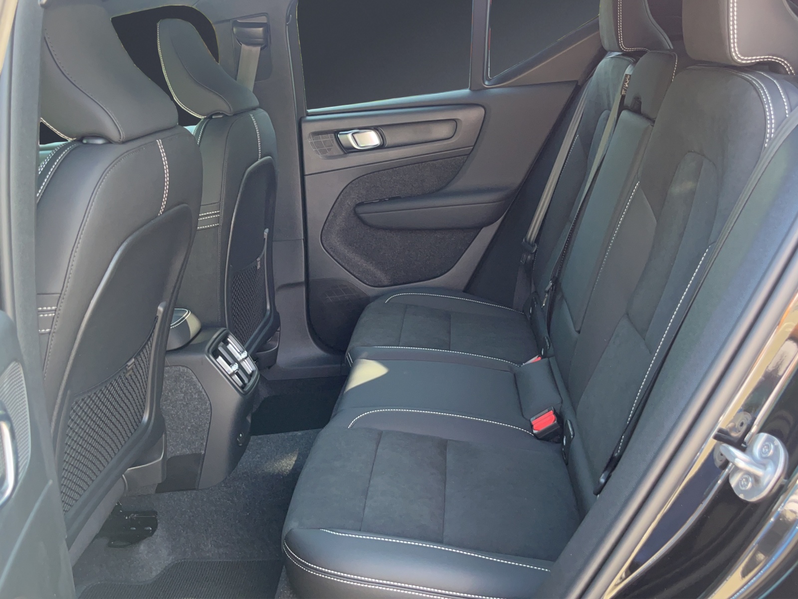 VOLVO EX40 82kWh Twin Motor Performance AWD Black Edition-image-12