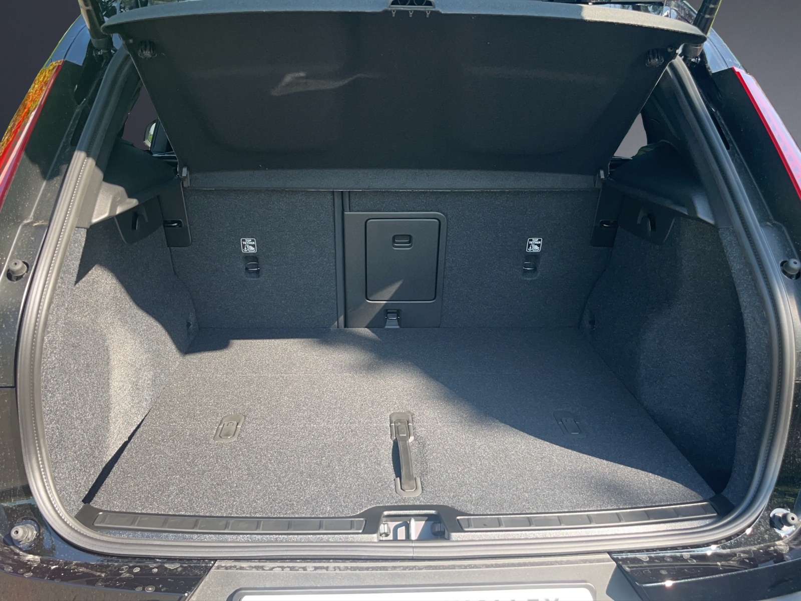 VOLVO EX40 82kWh Twin Motor Performance AWD Black Edition-image-13