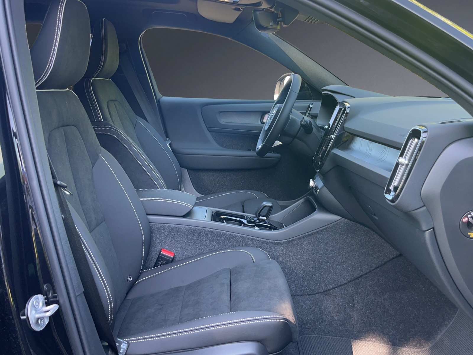 VOLVO EX40 82kWh Twin Motor Performance AWD Black Edition-image-6