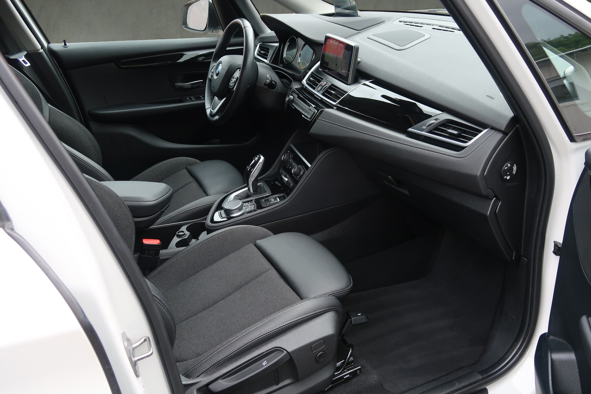 BMW 218d xDrive Active Tourer Steptronic Sport Line-image-9