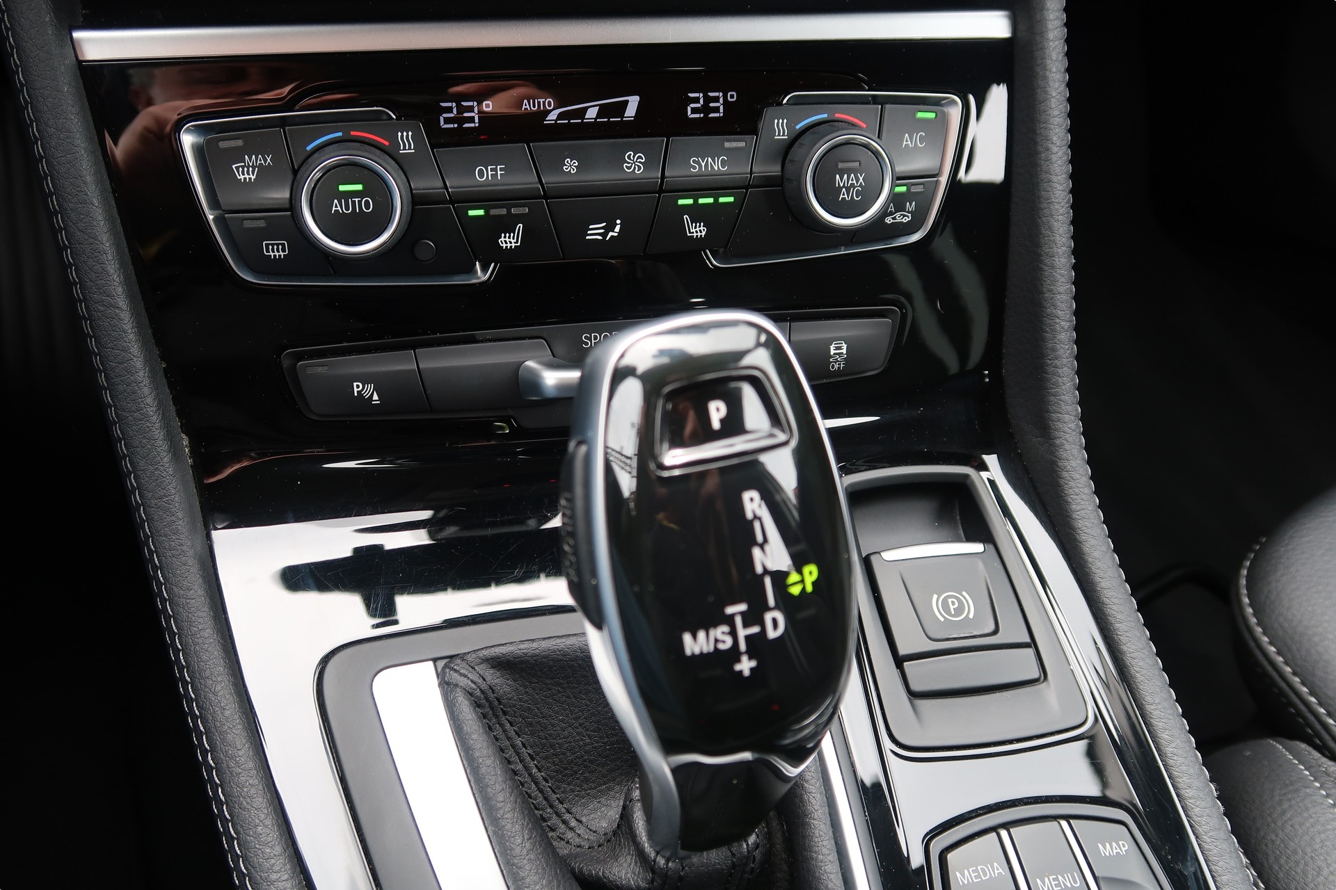 BMW 218d xDrive Active Tourer Steptronic Sport Line-image-14
