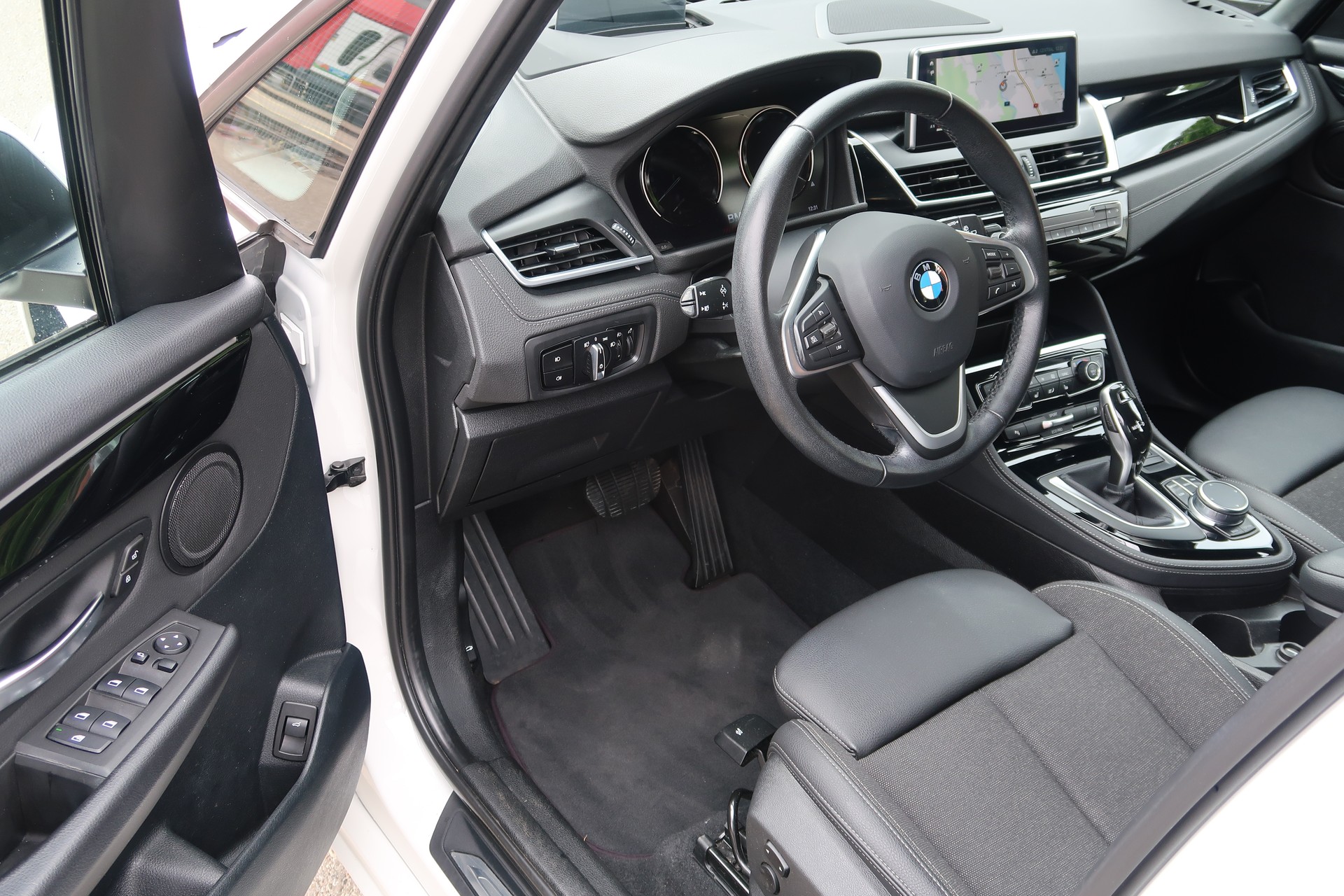BMW 218d xDrive Active Tourer Steptronic Sport Line-image-7