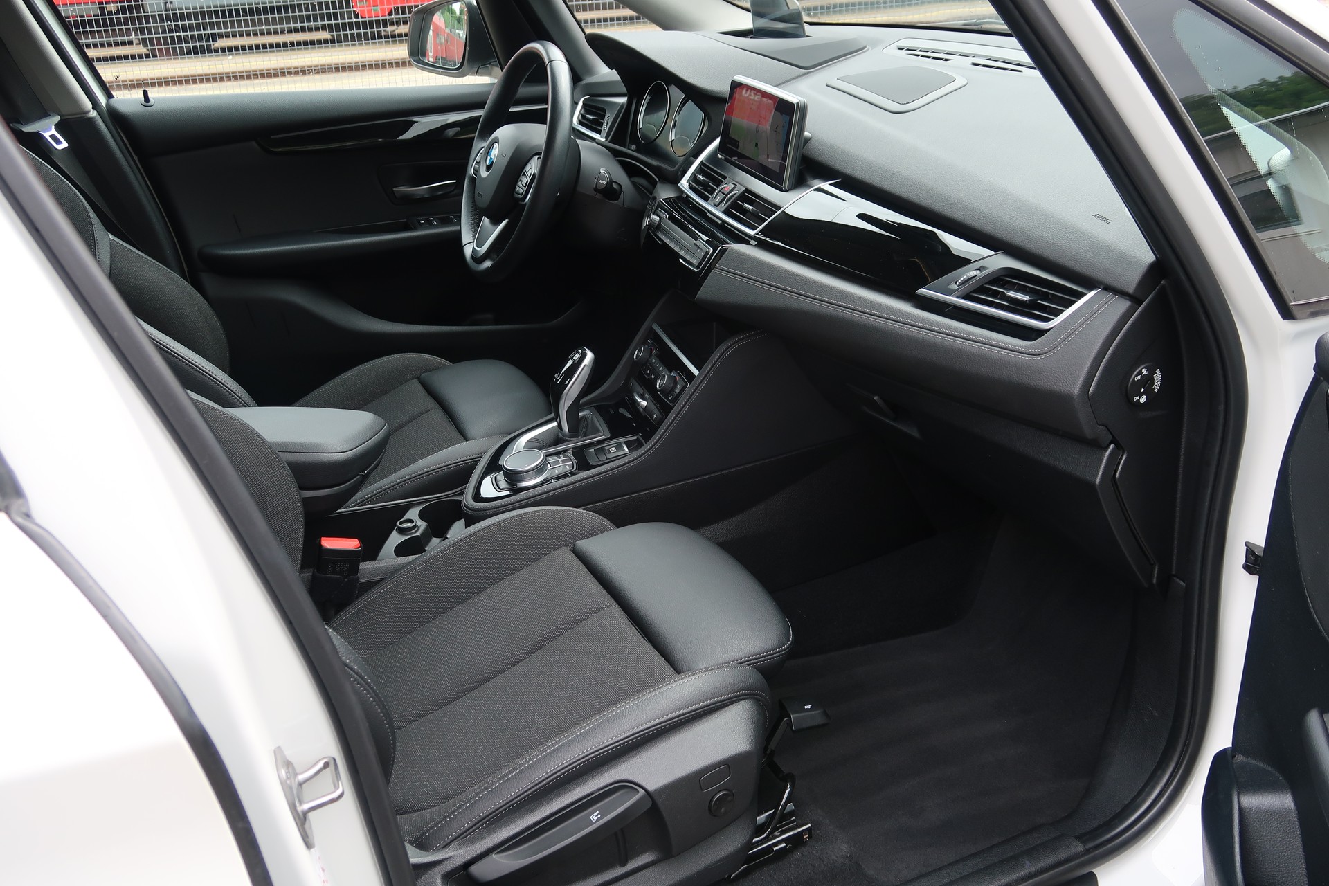 BMW 218d xDrive Active Tourer Steptronic Sport Line-image-9