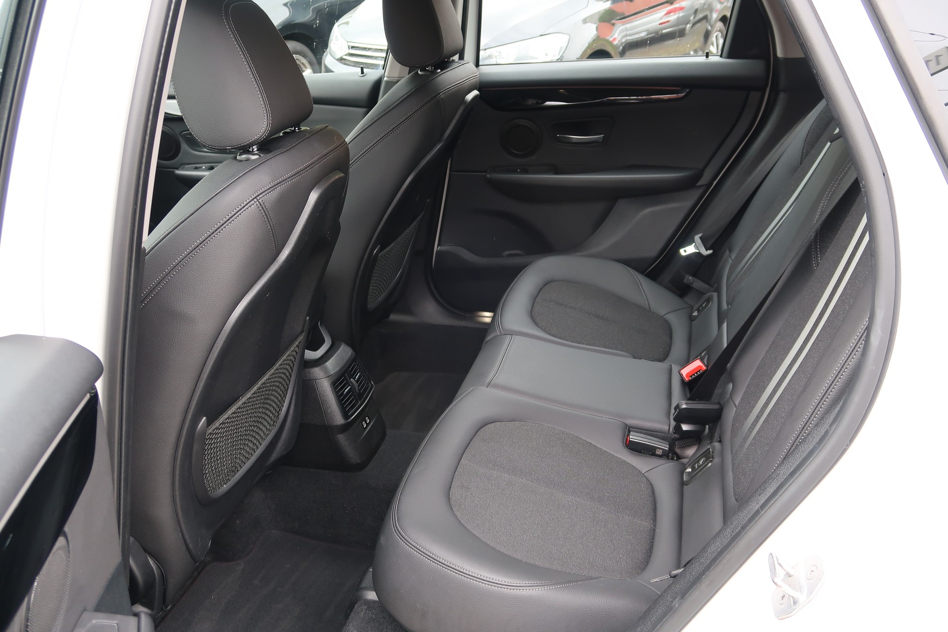 BMW 218d xDrive Active Tourer Steptronic Sport Line-image-8