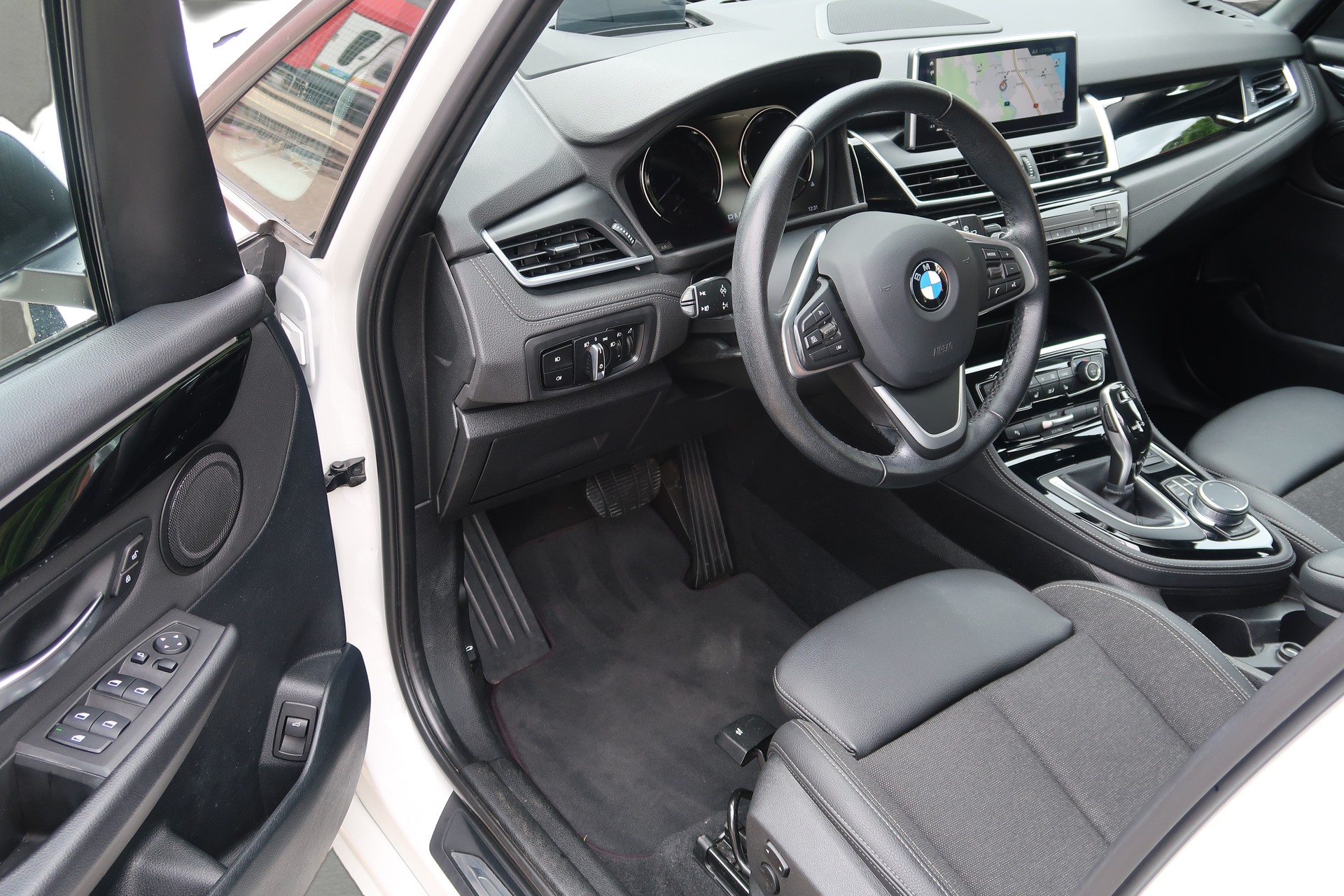 BMW 218d xDrive Active Tourer Steptronic Sport Line-image-7