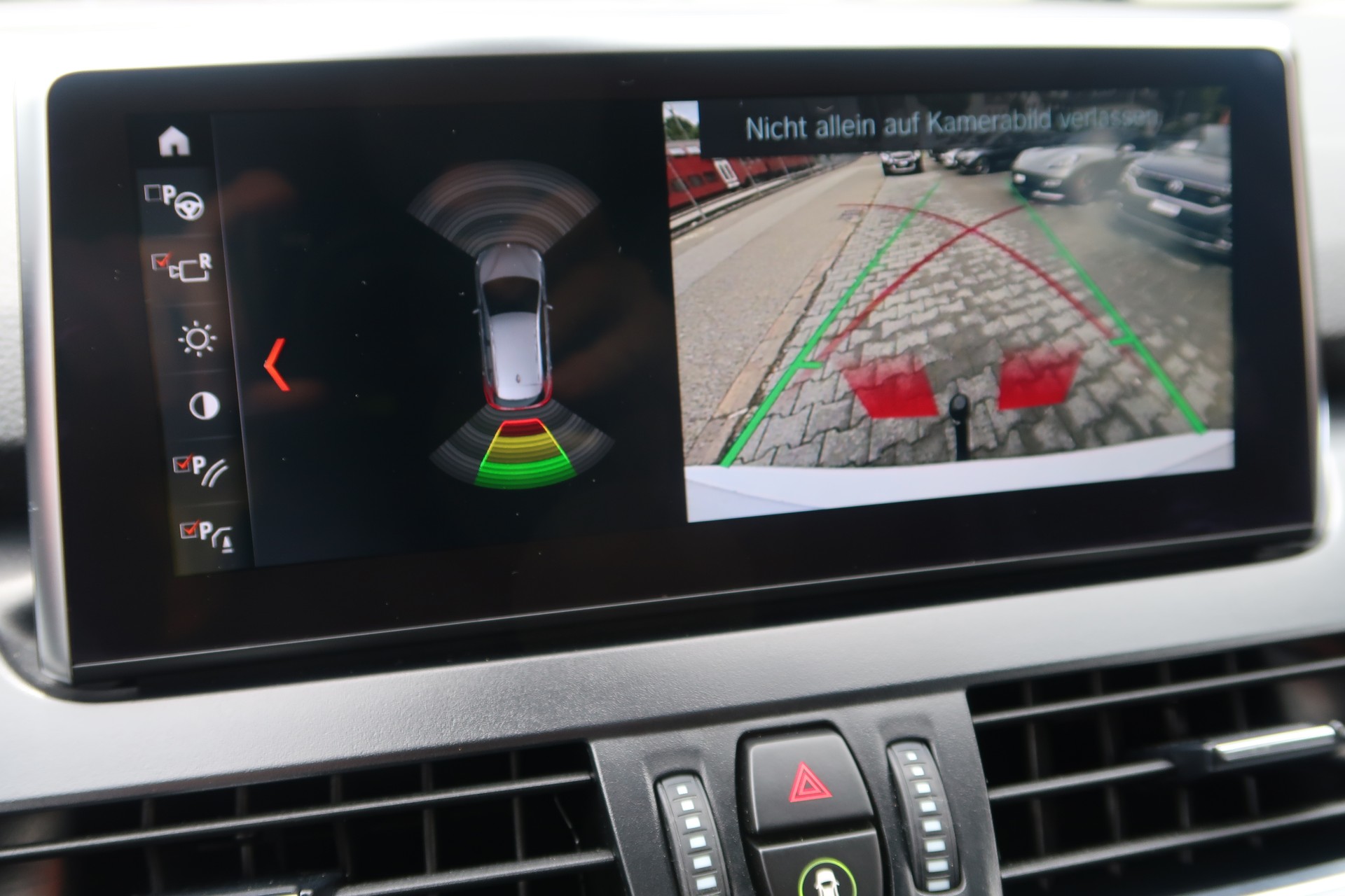 BMW 218d xDrive Active Tourer Steptronic Sport Line-image-22