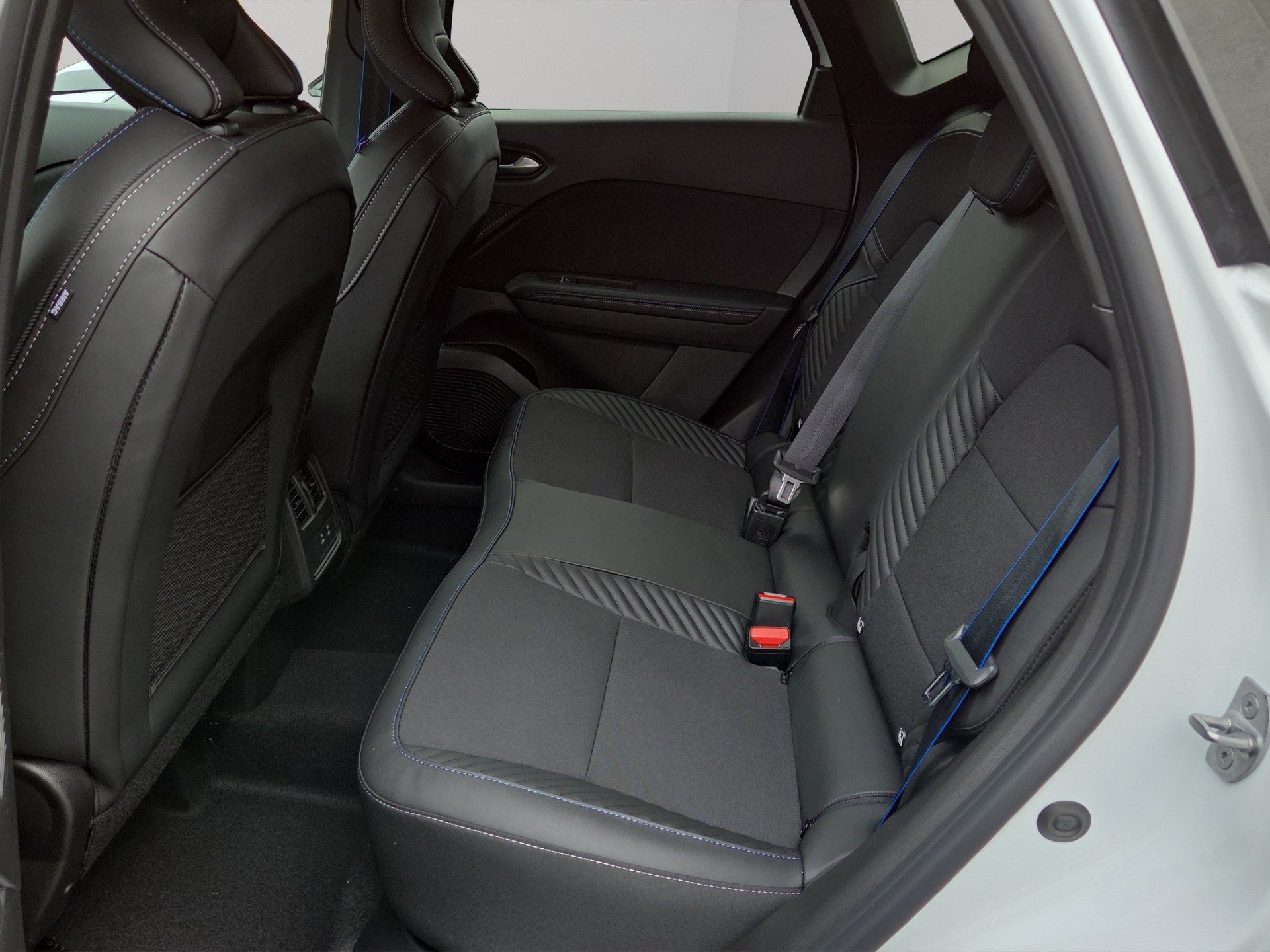 RENAULT Captur 1.8 E-Tech 160 Esprit Alpine DHT-image-12