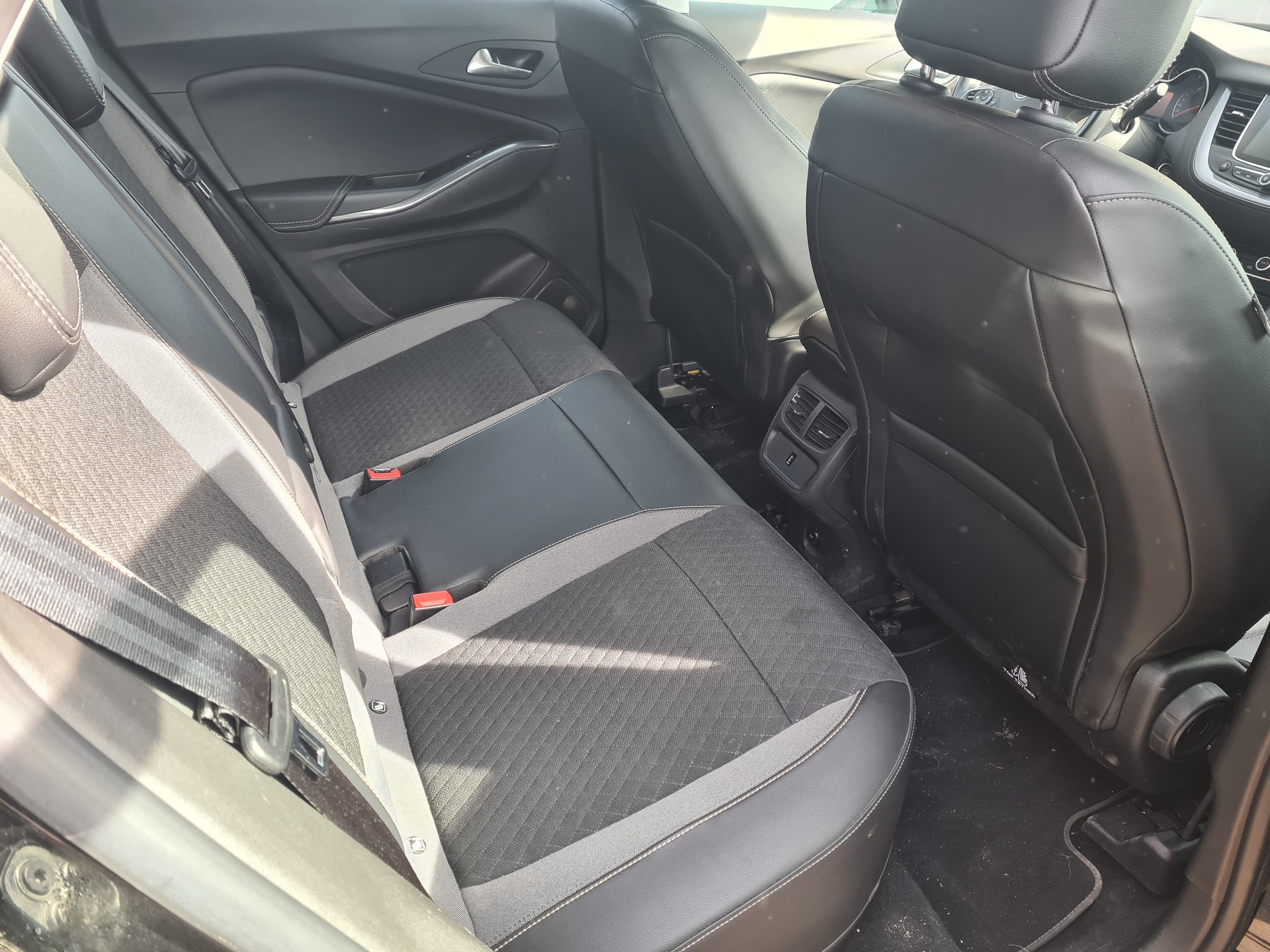 OPEL Grandland X 1.6 Hybrid4 Excellence Automatik-image-5