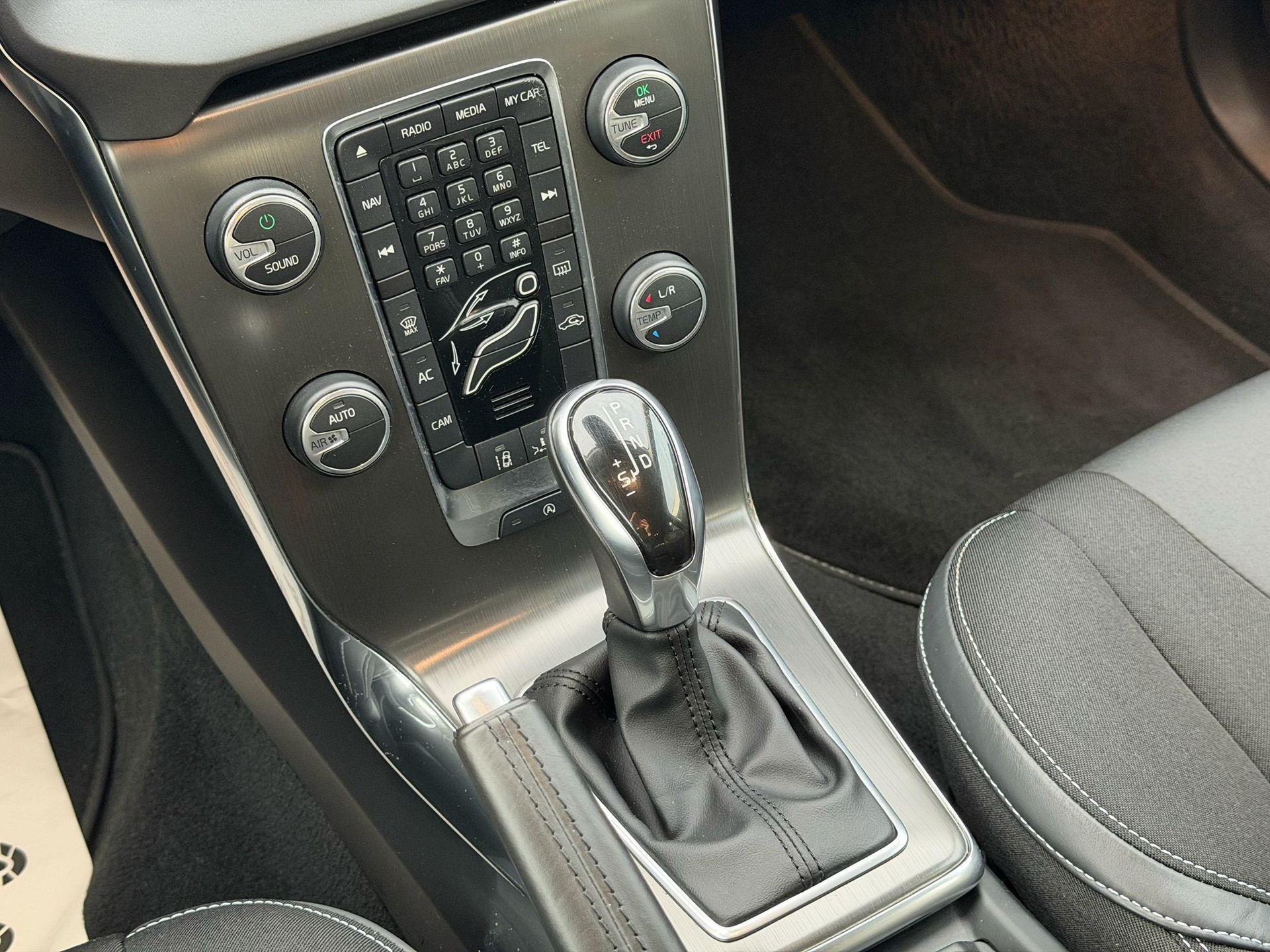 VOLVO V40 2.0 D3 Momentum S/S-image-13