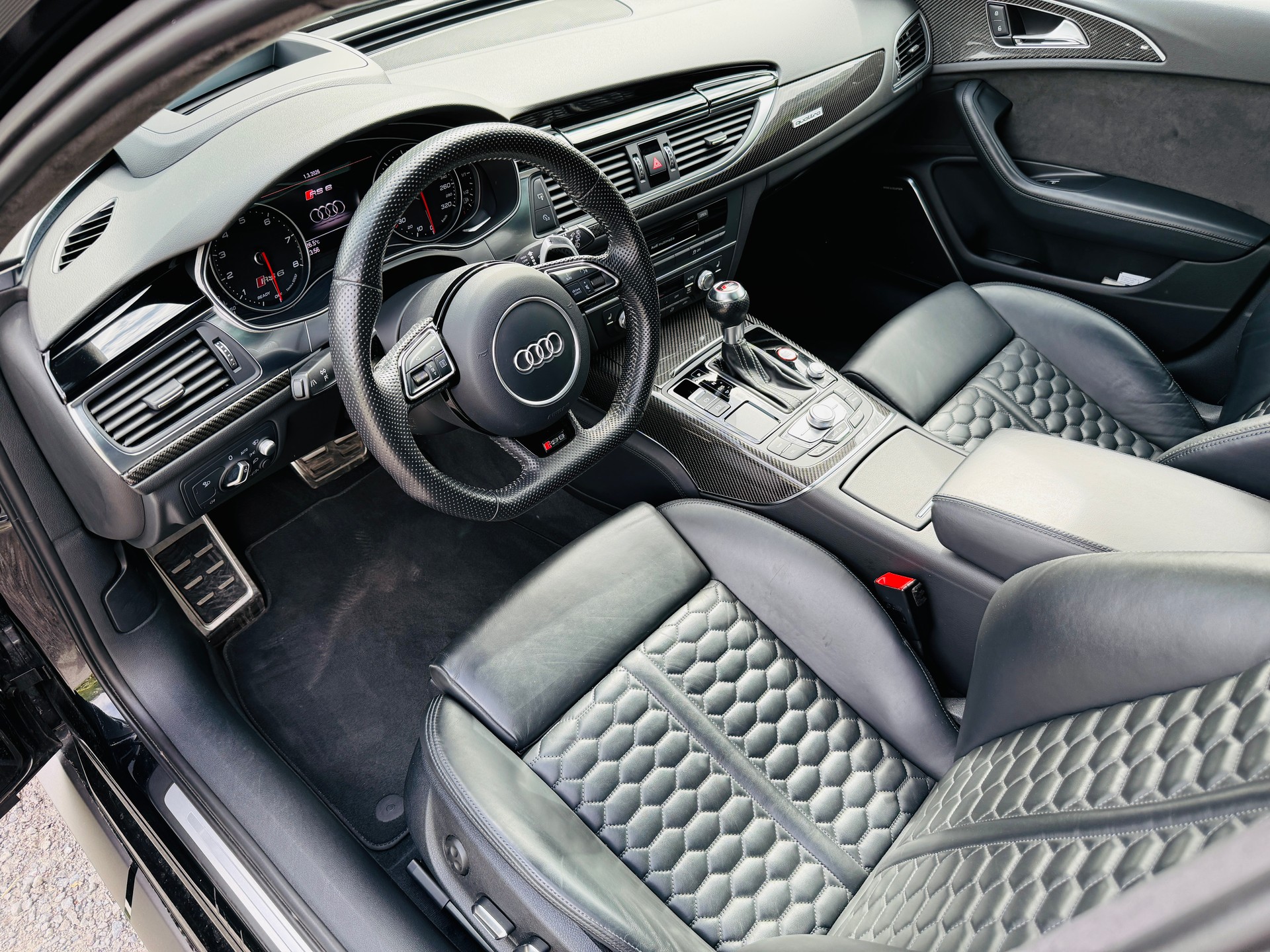 AUDI RS6 Avant 4.0 TFSI V8 performance quattro-image-4
